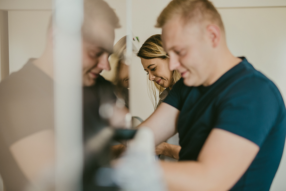 sesja narzeczeńska w kuchni