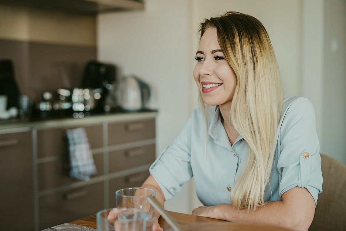 radosne zdjęcia narzeczeńskie