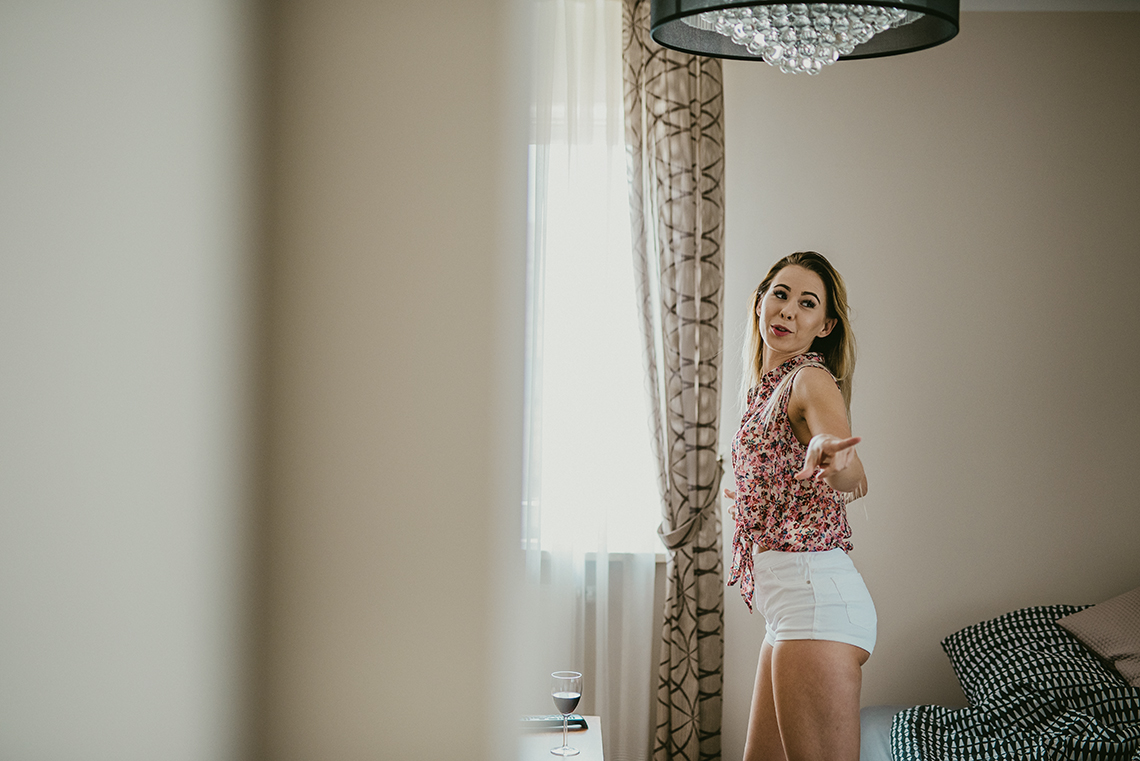 zdjęcia narzeczeńskie w mieszkaniu