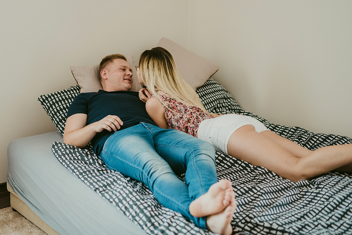 zdjęcia narzeczeńskie na łóżku