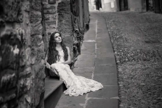 zamyslonna manna młoda na zdjęciu