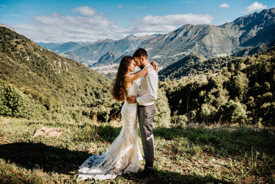 zieleń góry słońce na sesji plenerowej ślubnej