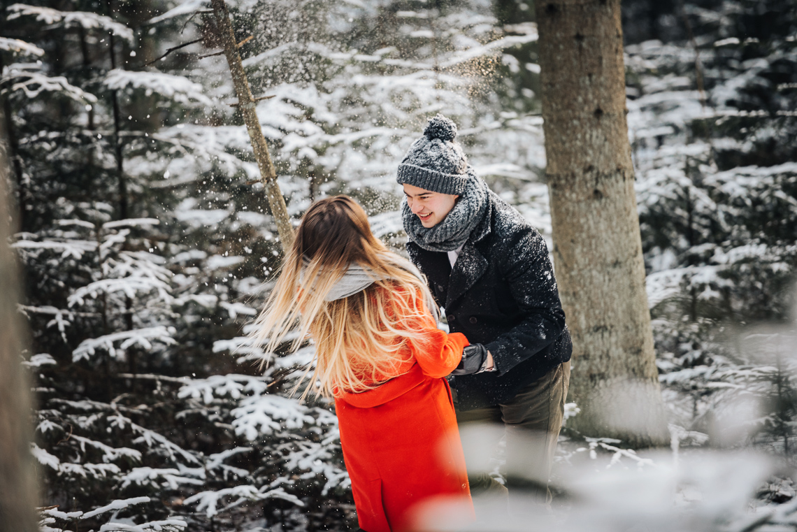 Zimowa sesja narzeczeńska Elizy i Dominika 15