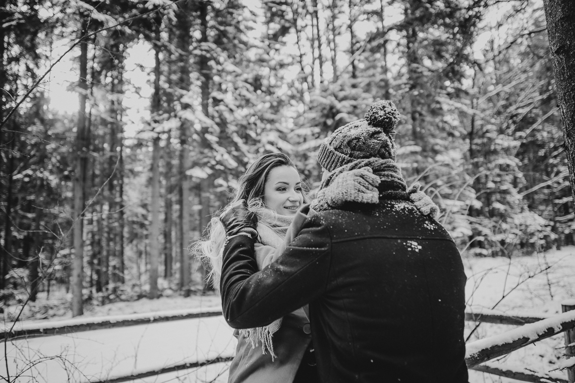 Zimowa sesja narzeczeńska Elizy i Dominika 21
