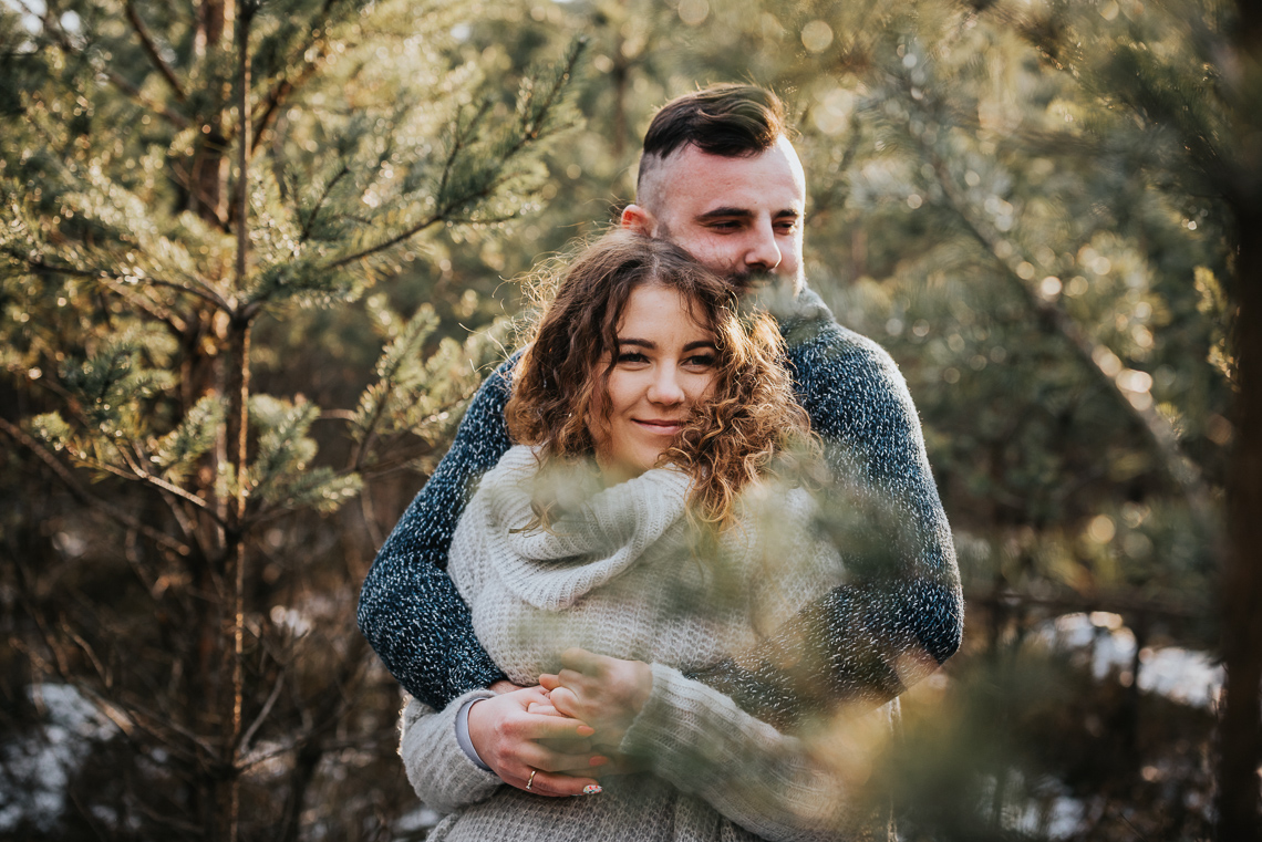 rustykalne zdjęcia narzeczeńskie