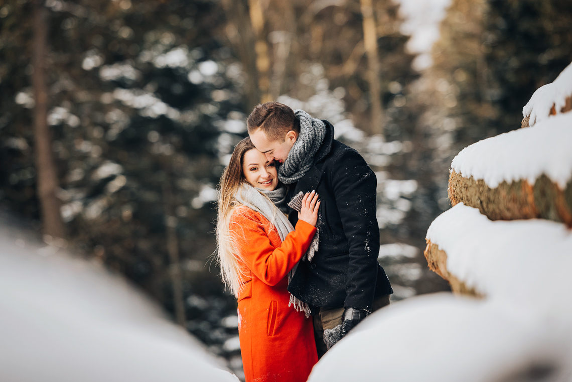 Zimowa sesja narzeczeńska Elizy i Dominika 24