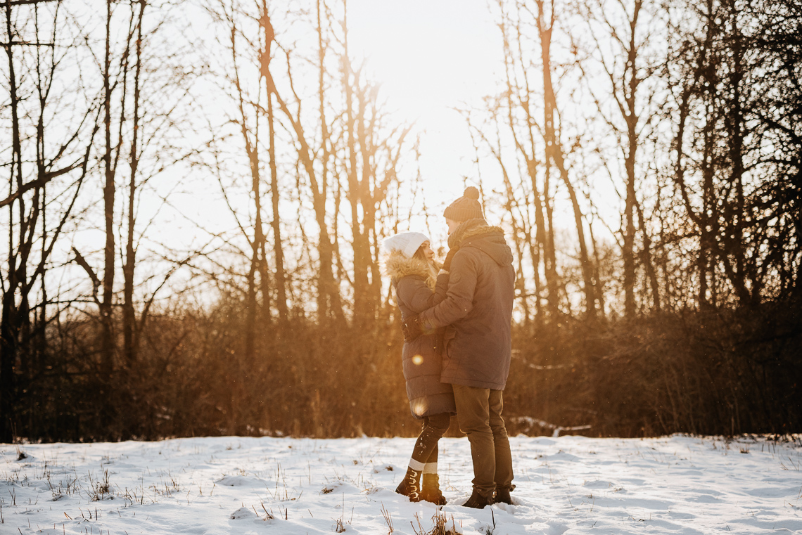 Zimowa sesja narzeczeńska Elizy i Dominika 37