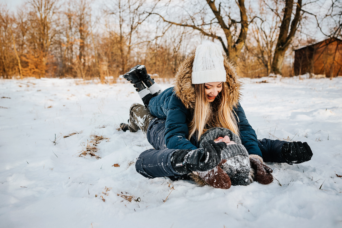 Zimowa sesja narzeczeńska Elizy i Dominika 38