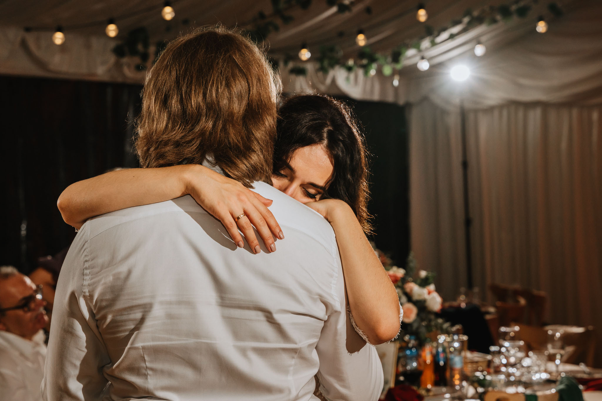 Czy ślub w plenerze może być dobrym pomysłem? Warto rozważyć zarówno wady, jak i zalety takiego rozwiązania przed podjęciem ostatecznej decyzji. 68