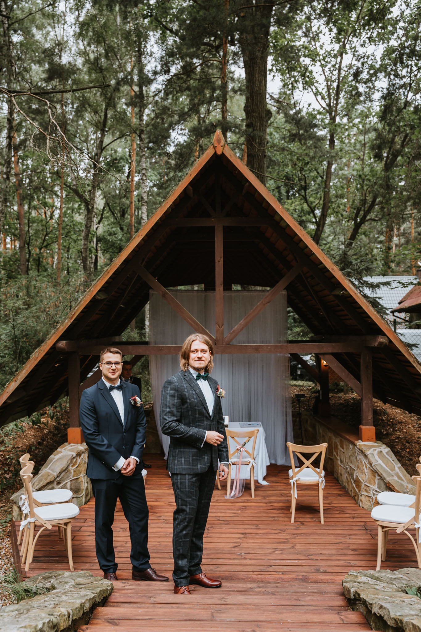 Czy ślub w plenerze może być dobrym pomysłem? Warto rozważyć zarówno wady, jak i zalety takiego rozwiązania przed podjęciem ostatecznej decyzji. 16