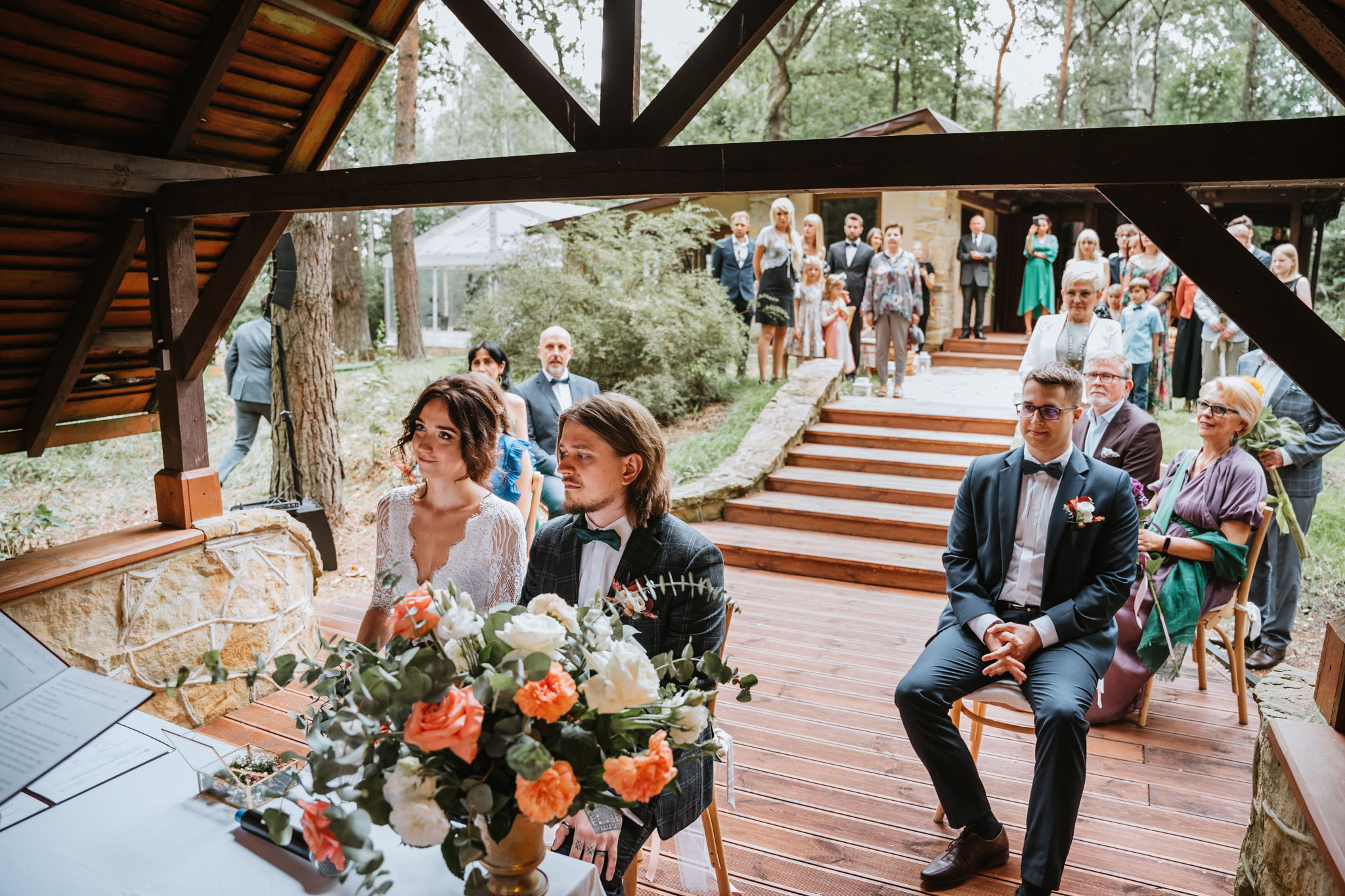 Czy ślub w plenerze może być dobrym pomysłem? Warto rozważyć zarówno wady, jak i zalety takiego rozwiązania przed podjęciem ostatecznej decyzji. 19