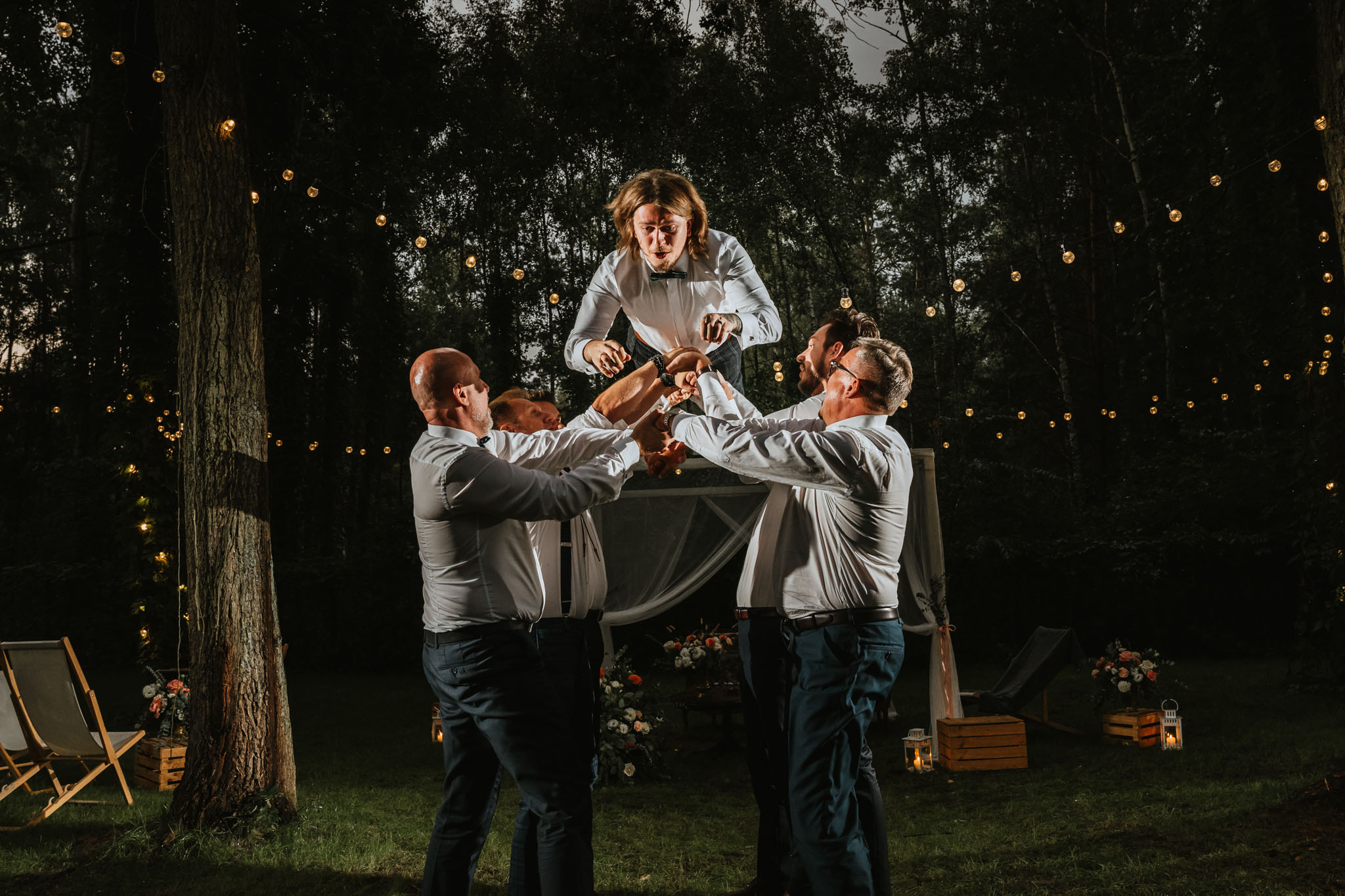 Czy ślub w plenerze może być dobrym pomysłem? Warto rozważyć zarówno wady, jak i zalety takiego rozwiązania przed podjęciem ostatecznej decyzji. 48