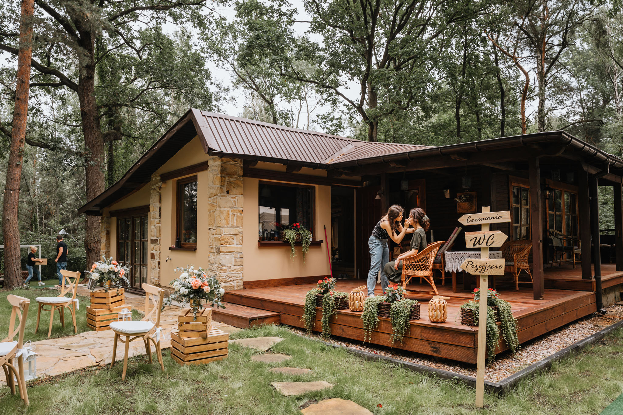 Czy ślub w plenerze może być dobrym pomysłem? Warto rozważyć zarówno wady, jak i zalety takiego rozwiązania przed podjęciem ostatecznej decyzji. 1