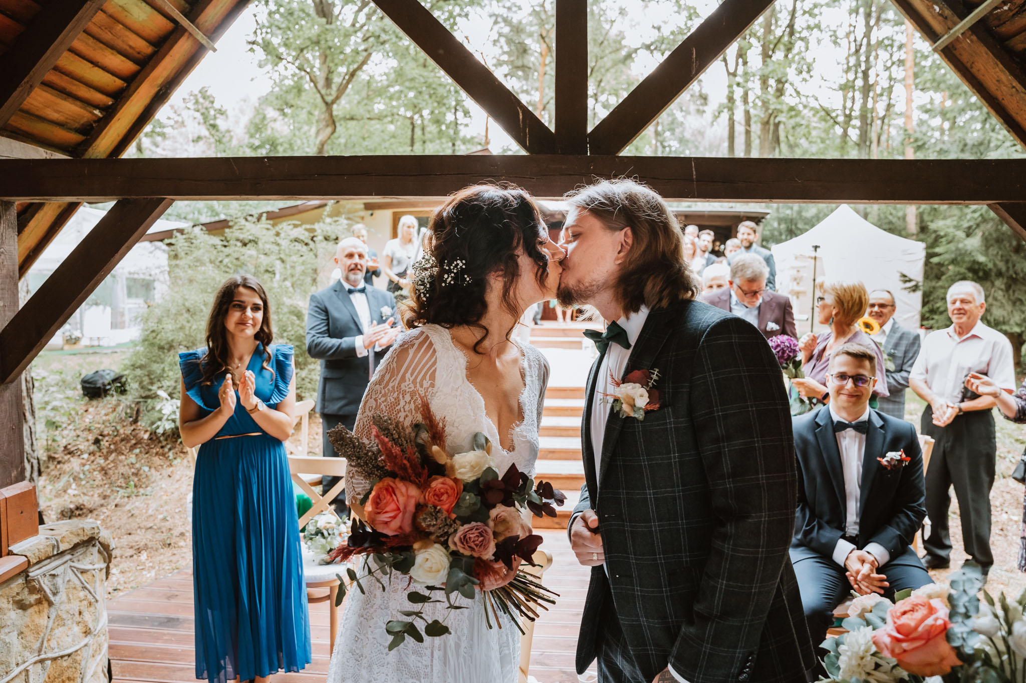 Czy ślub w plenerze może być dobrym pomysłem? Warto rozważyć zarówno wady, jak i zalety takiego rozwiązania przed podjęciem ostatecznej decyzji. 24