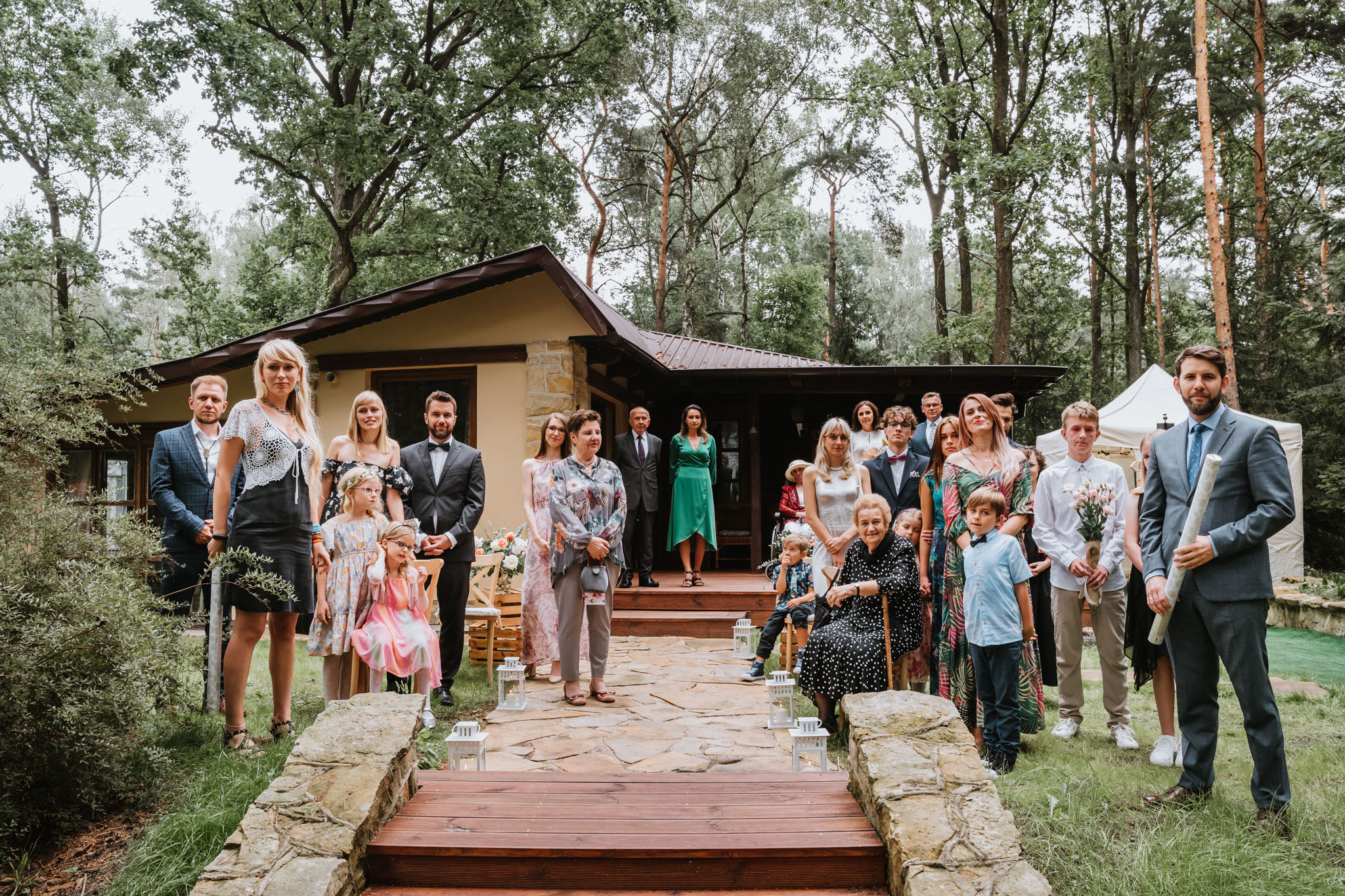 Czy ślub w plenerze może być dobrym pomysłem? Warto rozważyć zarówno wady, jak i zalety takiego rozwiązania przed podjęciem ostatecznej decyzji. 22