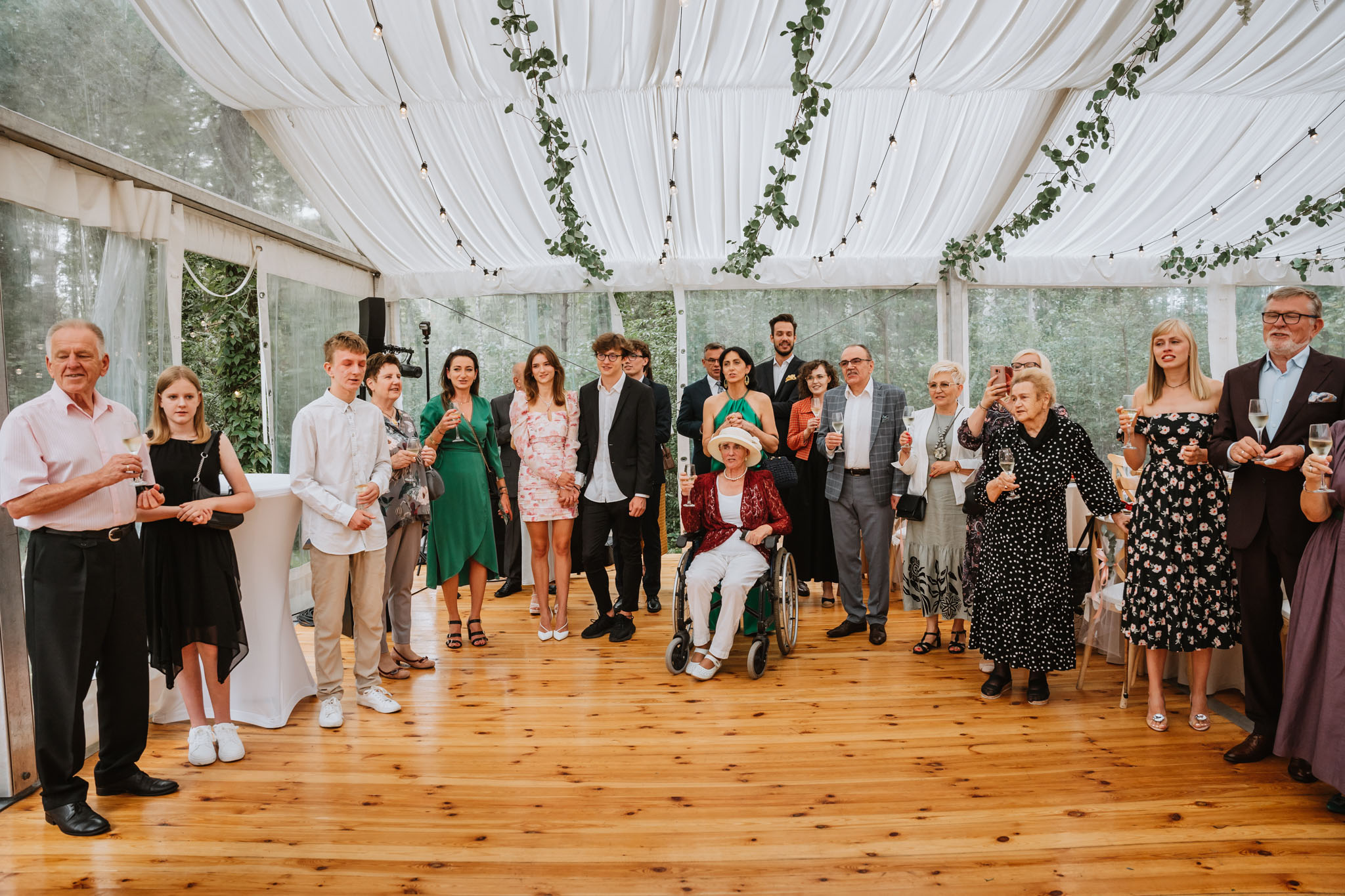 Czy ślub w plenerze może być dobrym pomysłem? Warto rozważyć zarówno wady, jak i zalety takiego rozwiązania przed podjęciem ostatecznej decyzji. 32