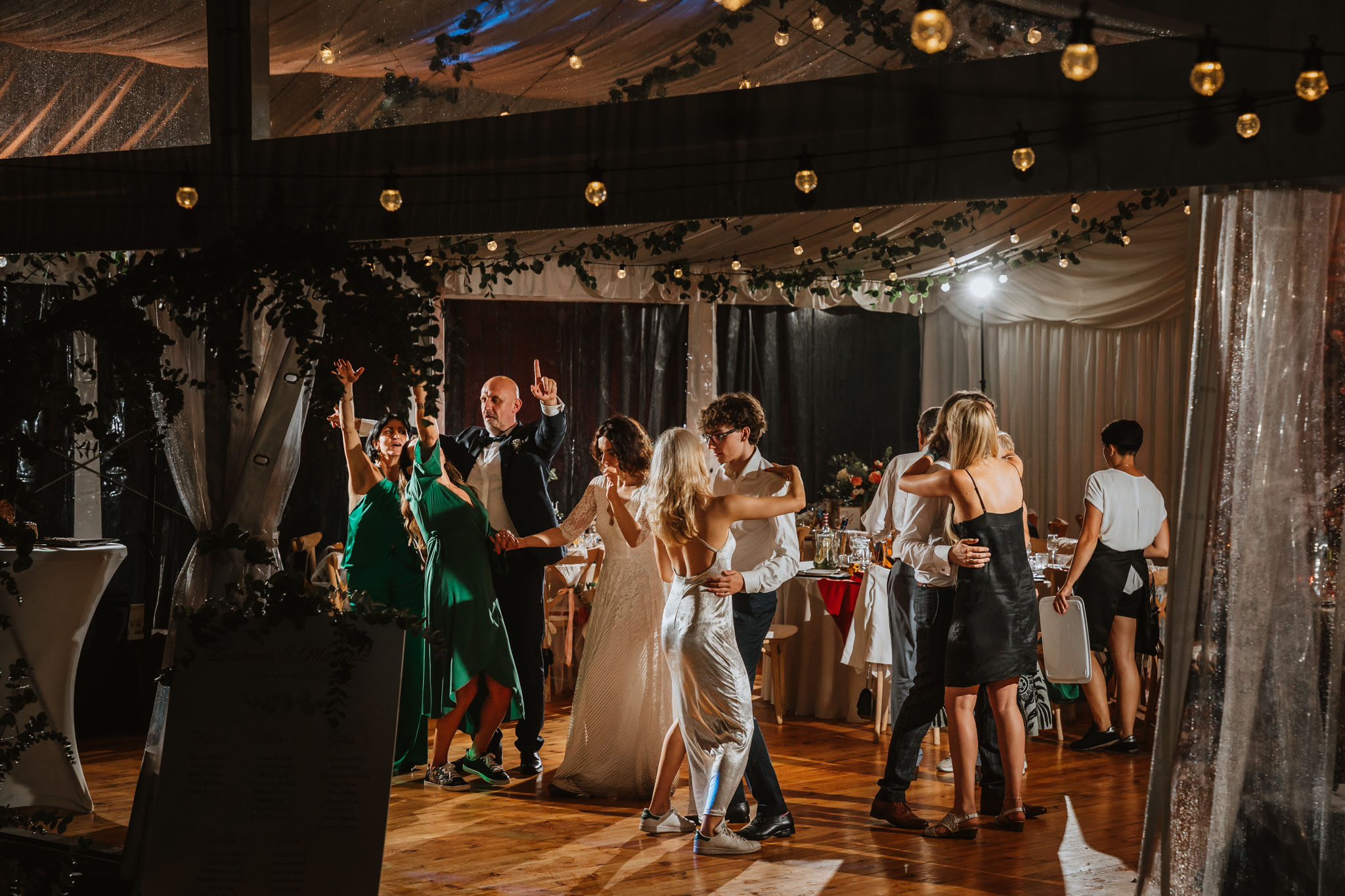 Czy ślub w plenerze może być dobrym pomysłem? Warto rozważyć zarówno wady, jak i zalety takiego rozwiązania przed podjęciem ostatecznej decyzji. 64