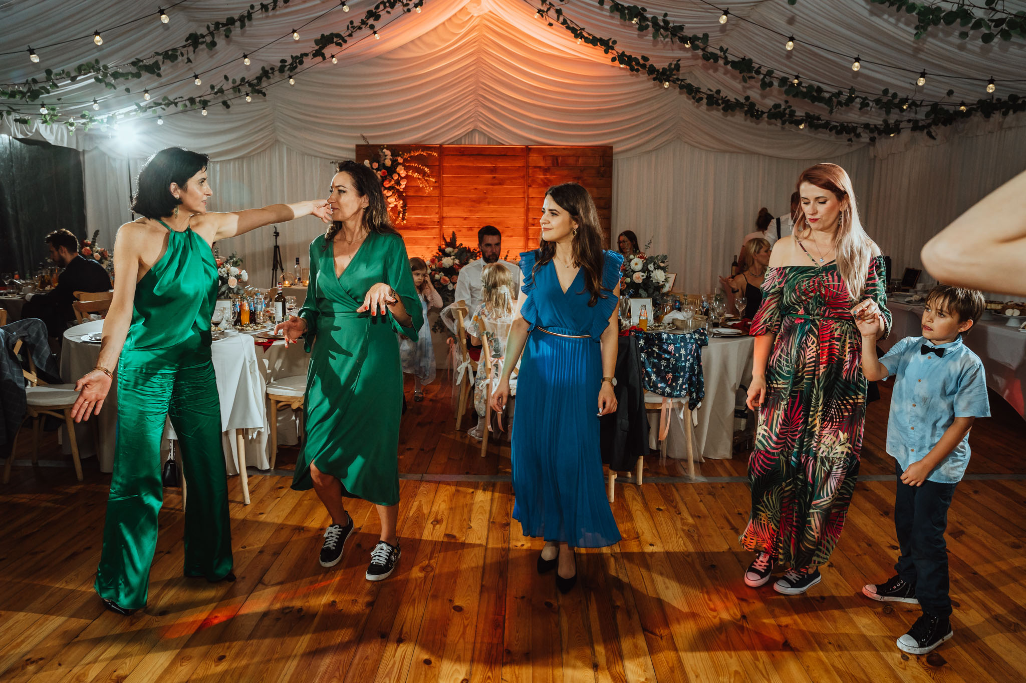 Czy ślub w plenerze może być dobrym pomysłem? Warto rozważyć zarówno wady, jak i zalety takiego rozwiązania przed podjęciem ostatecznej decyzji. 51