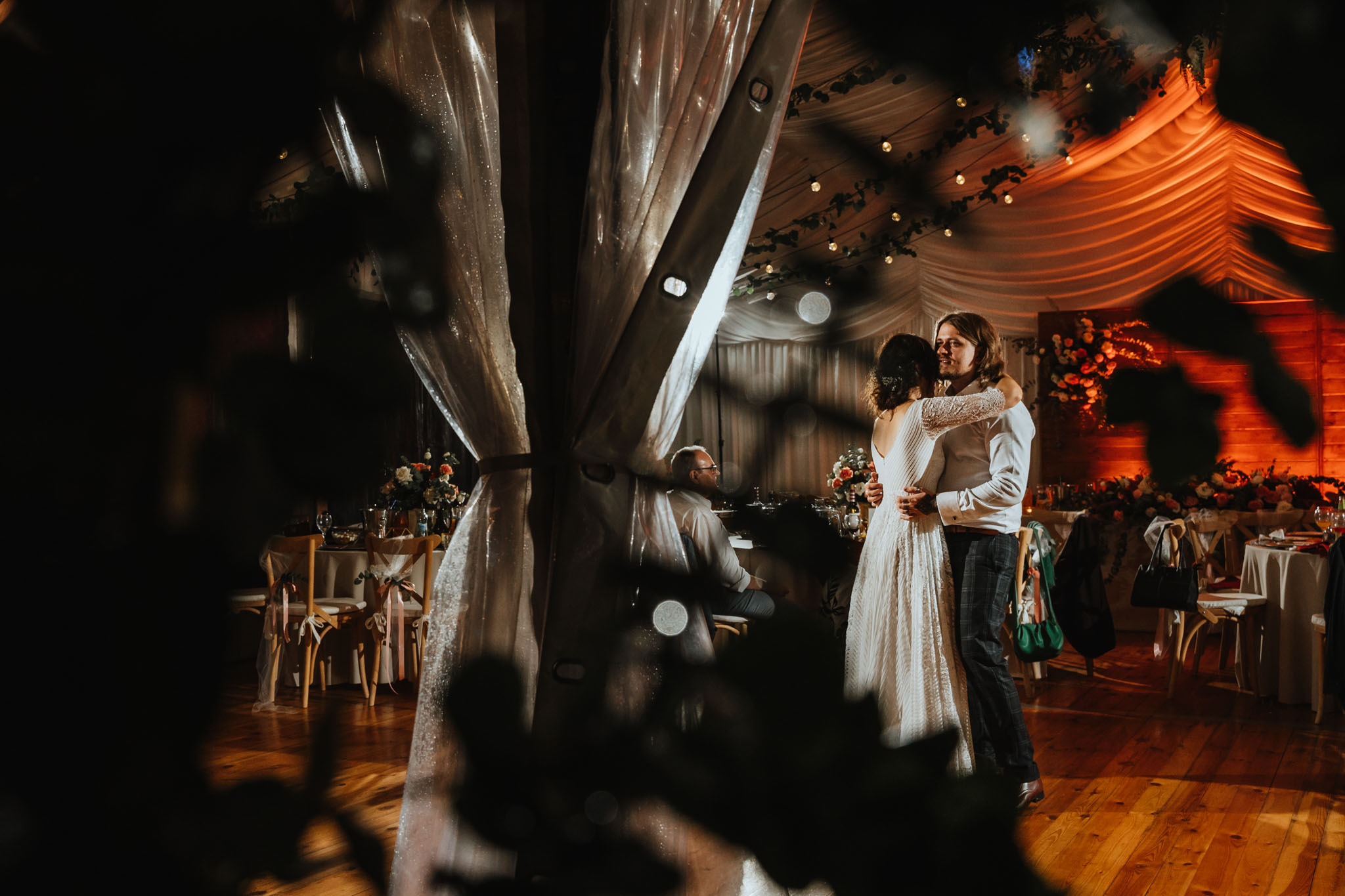 Czy ślub w plenerze może być dobrym pomysłem? Warto rozważyć zarówno wady, jak i zalety takiego rozwiązania przed podjęciem ostatecznej decyzji. 69