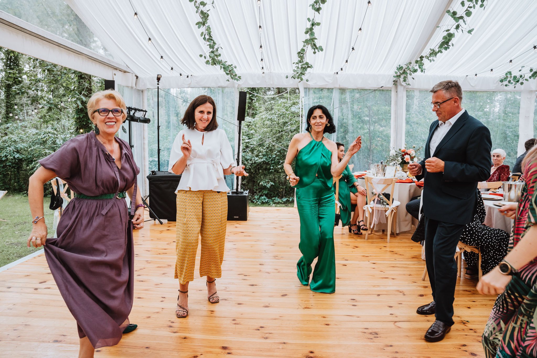 Czy ślub w plenerze może być dobrym pomysłem? Warto rozważyć zarówno wady, jak i zalety takiego rozwiązania przed podjęciem ostatecznej decyzji. 39