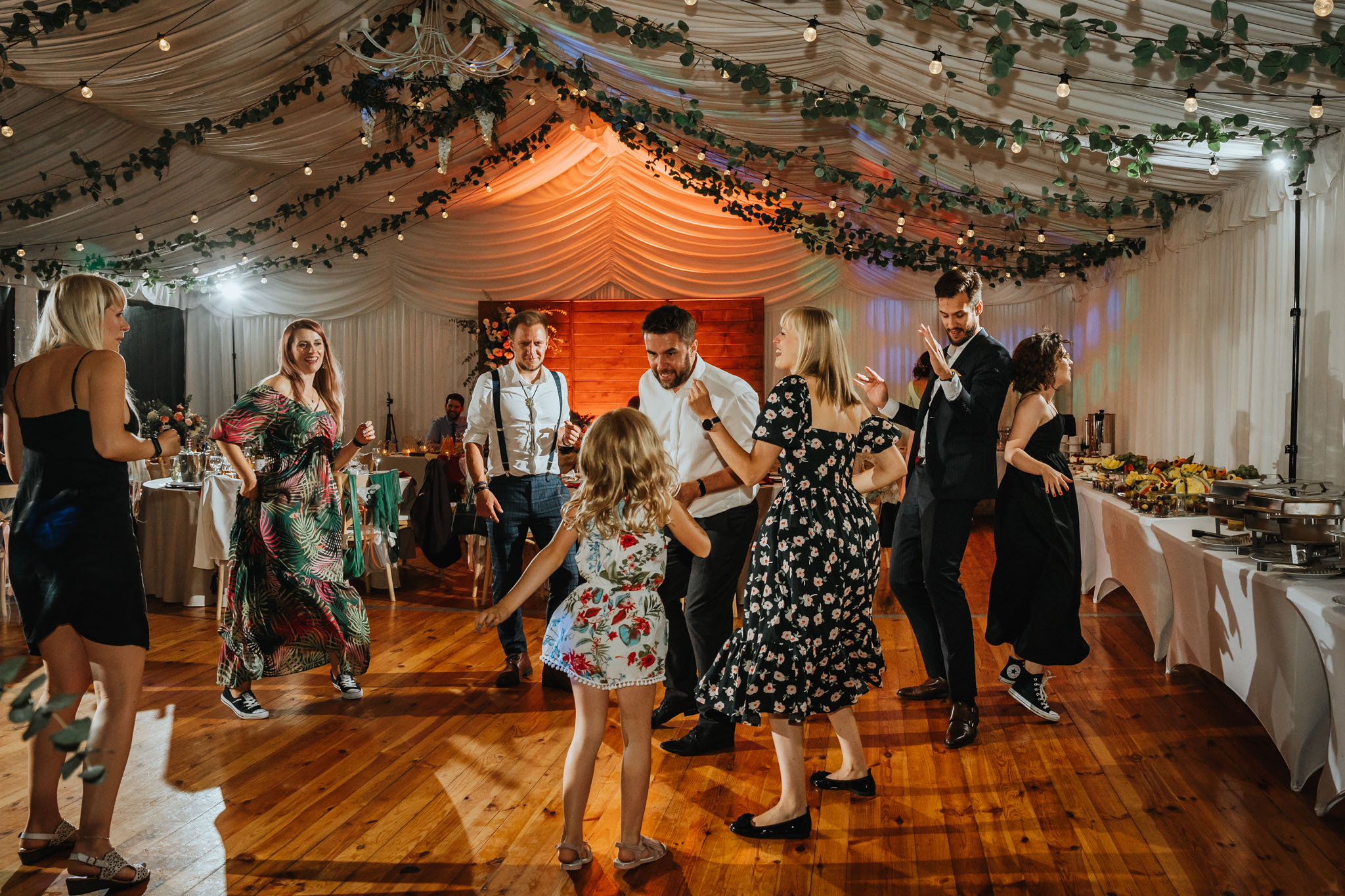 Czy ślub w plenerze może być dobrym pomysłem? Warto rozważyć zarówno wady, jak i zalety takiego rozwiązania przed podjęciem ostatecznej decyzji. 59