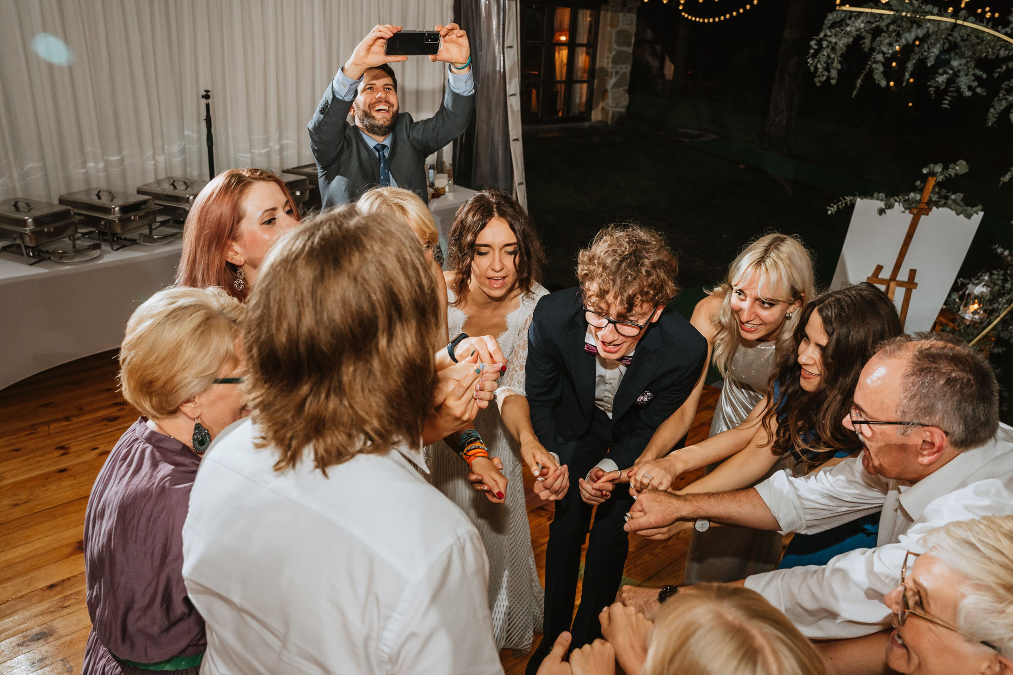 Czy ślub w plenerze może być dobrym pomysłem? Warto rozważyć zarówno wady, jak i zalety takiego rozwiązania przed podjęciem ostatecznej decyzji. 56