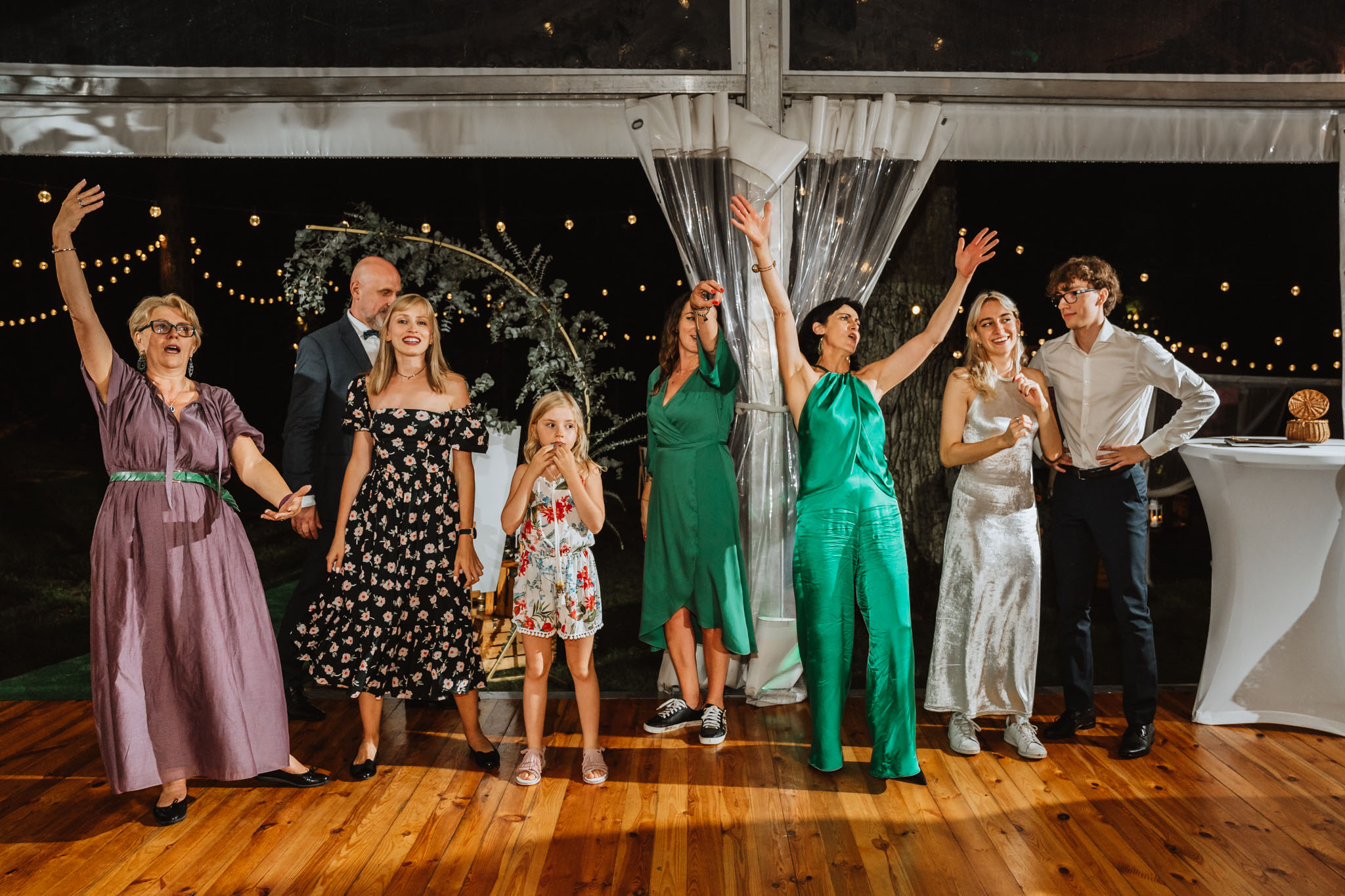 Czy ślub w plenerze może być dobrym pomysłem? Warto rozważyć zarówno wady, jak i zalety takiego rozwiązania przed podjęciem ostatecznej decyzji. 63