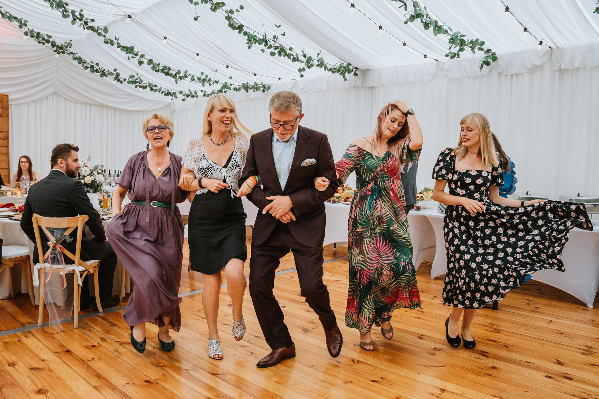 Czy ślub w plenerze może być dobrym pomysłem? Warto rozważyć zarówno wady, jak i zalety takiego rozwiązania przed podjęciem ostatecznej decyzji. 40