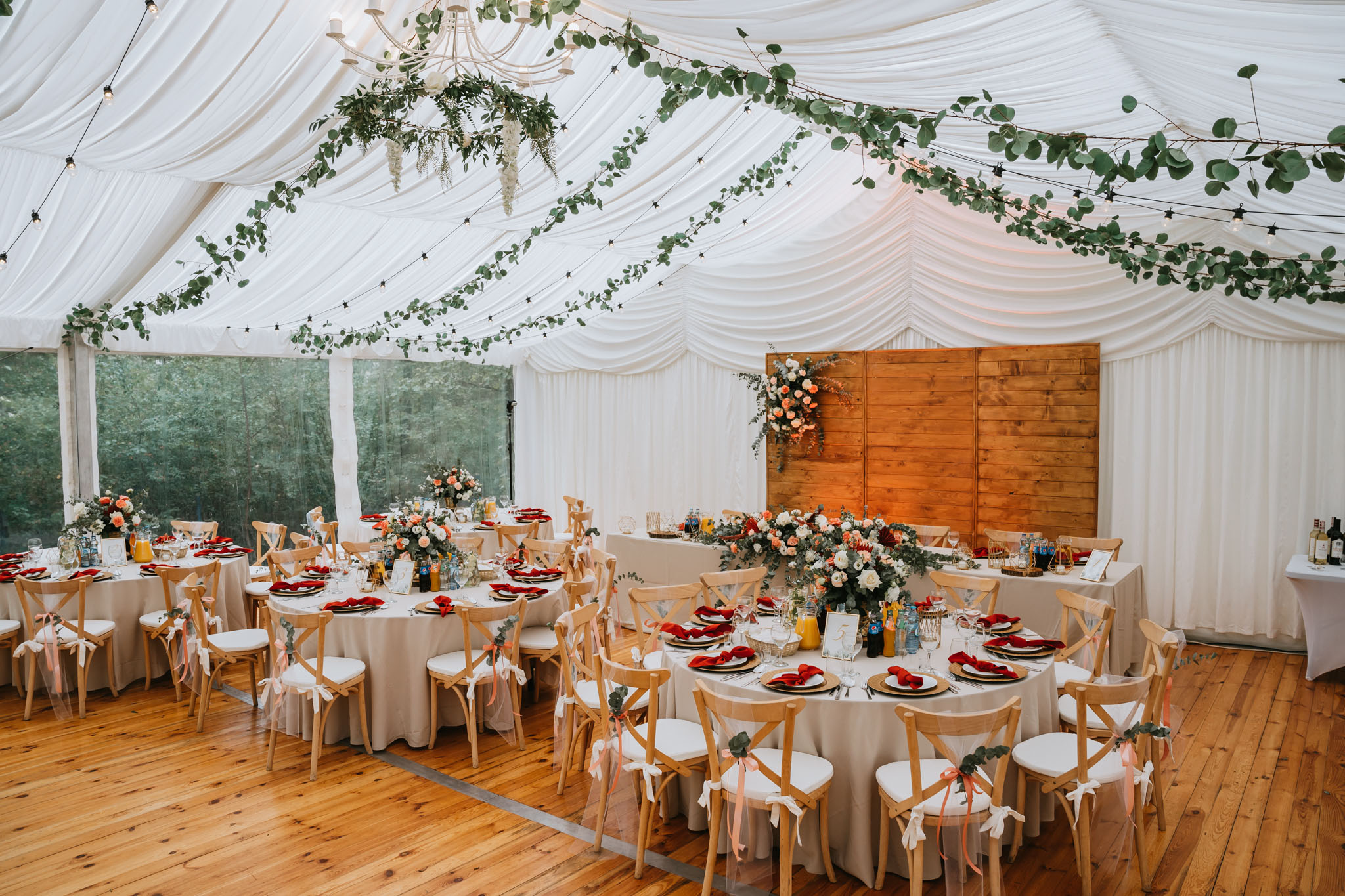 Czy ślub w plenerze może być dobrym pomysłem? Warto rozważyć zarówno wady, jak i zalety takiego rozwiązania przed podjęciem ostatecznej decyzji. 6