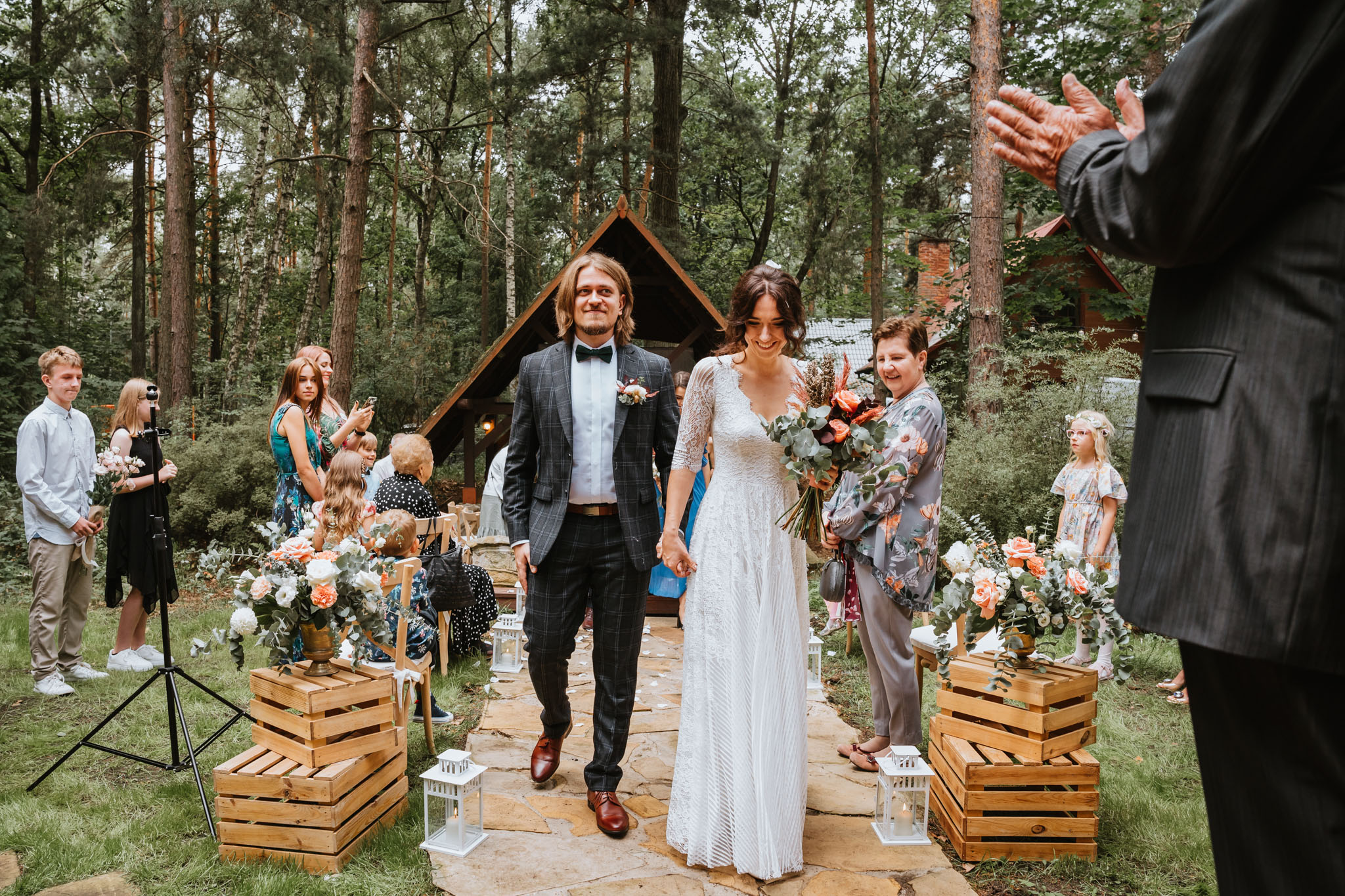 Czy ślub w plenerze może być dobrym pomysłem? Warto rozważyć zarówno wady, jak i zalety takiego rozwiązania przed podjęciem ostatecznej decyzji. 26