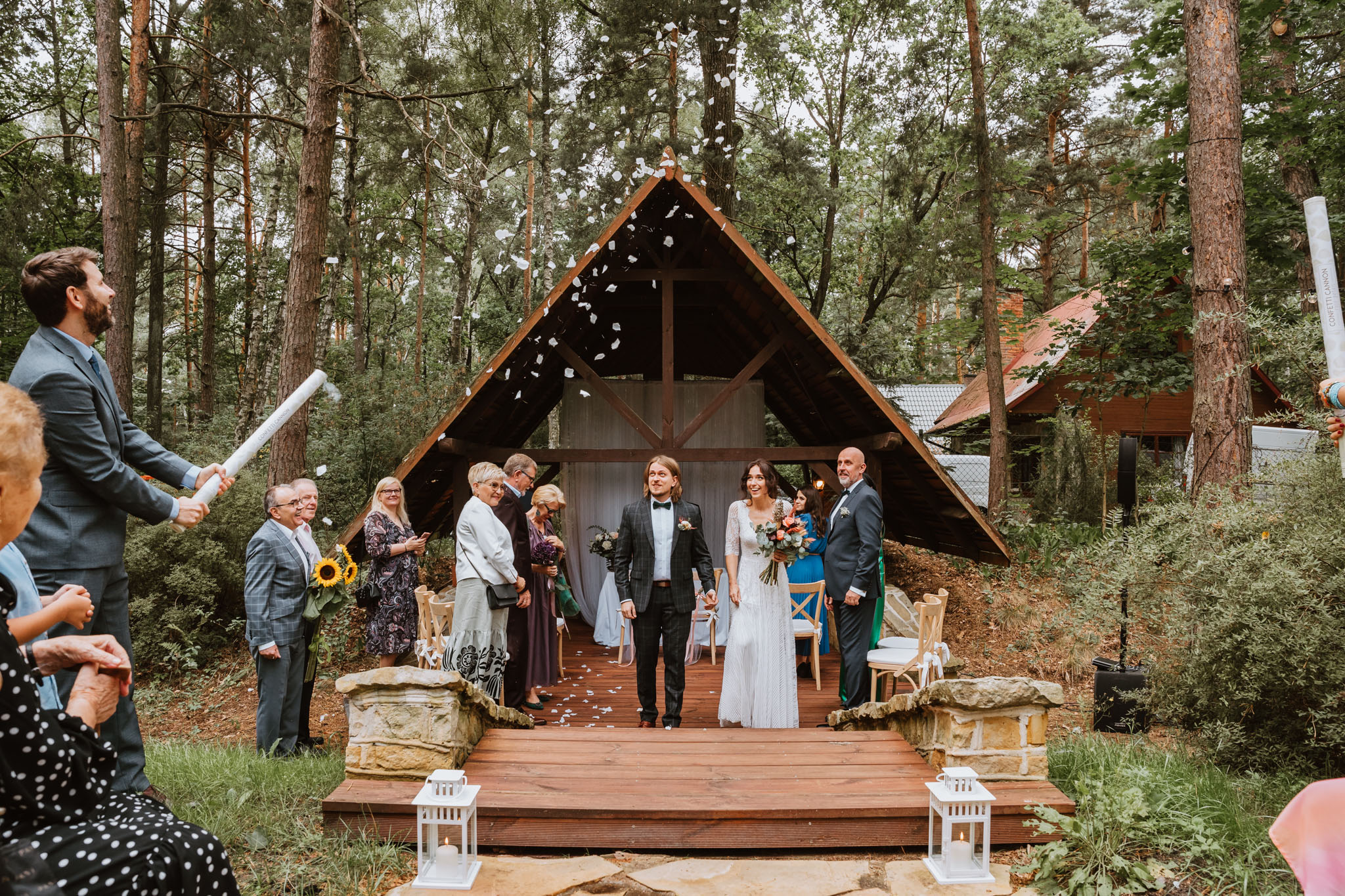 Czy ślub w plenerze może być dobrym pomysłem? Warto rozważyć zarówno wady, jak i zalety takiego rozwiązania przed podjęciem ostatecznej decyzji. 25