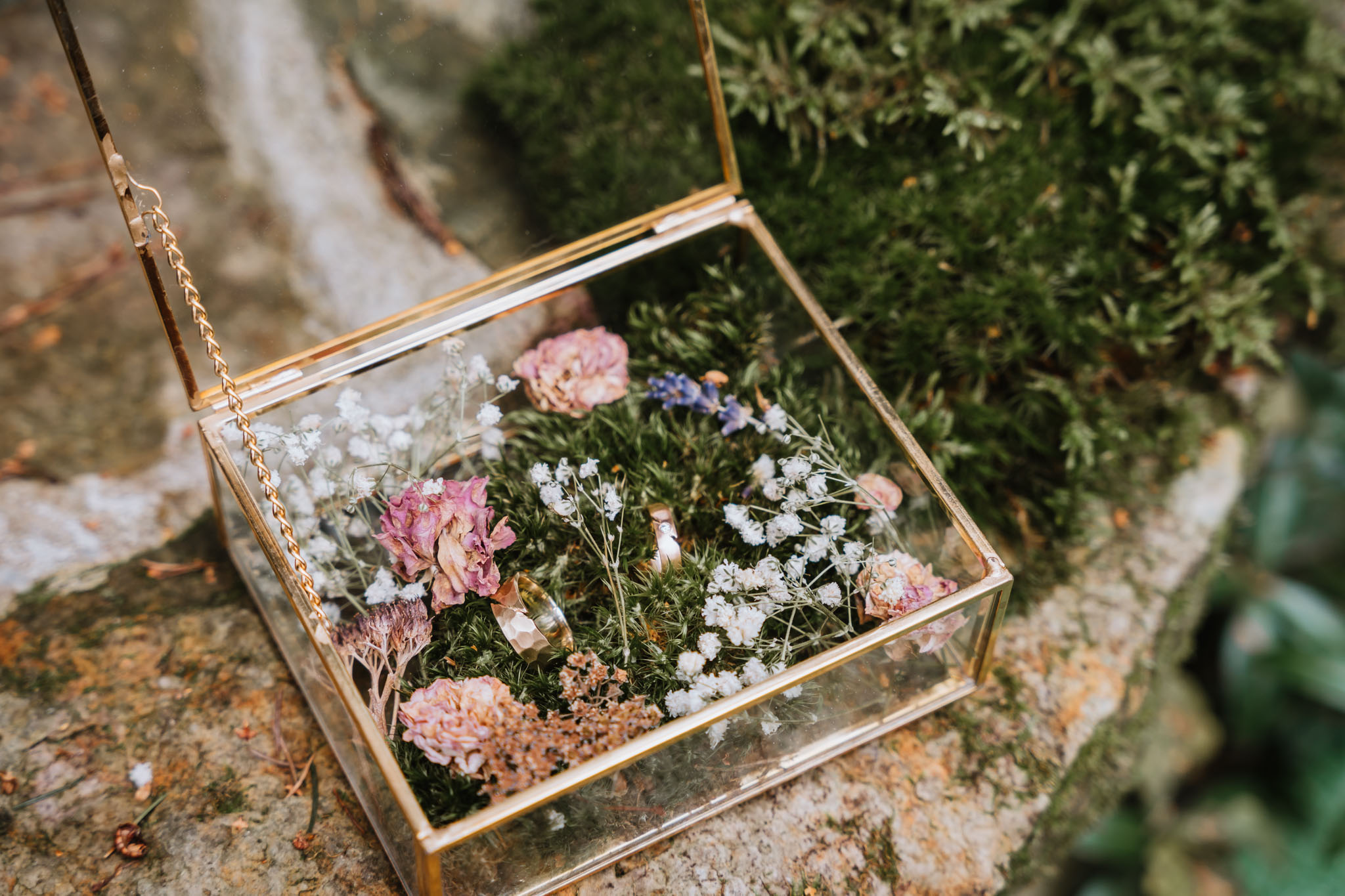 Czy ślub w plenerze może być dobrym pomysłem? Warto rozważyć zarówno wady, jak i zalety takiego rozwiązania przed podjęciem ostatecznej decyzji. 7