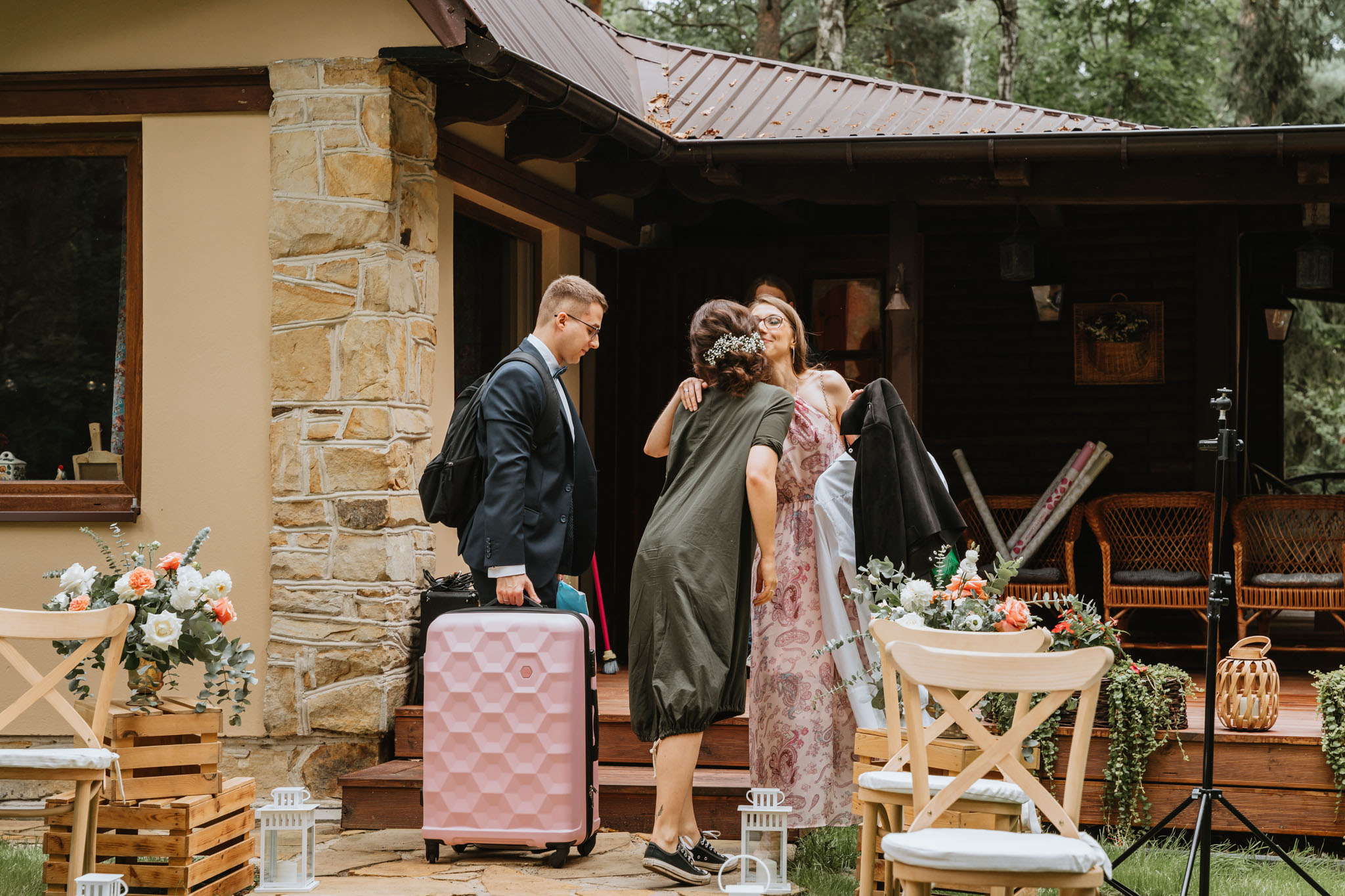 Czy ślub w plenerze może być dobrym pomysłem? Warto rozważyć zarówno wady, jak i zalety takiego rozwiązania przed podjęciem ostatecznej decyzji. 3