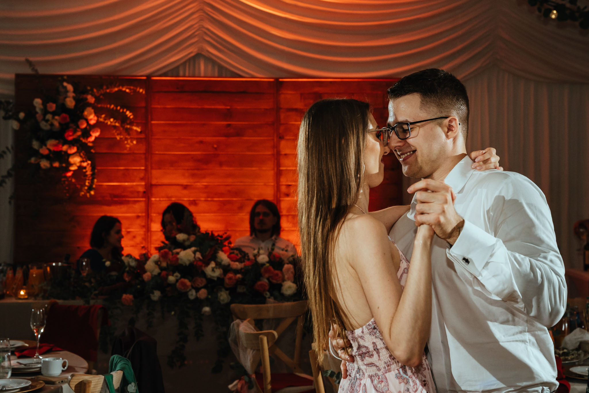 Czy ślub w plenerze może być dobrym pomysłem? Warto rozważyć zarówno wady, jak i zalety takiego rozwiązania przed podjęciem ostatecznej decyzji. 54