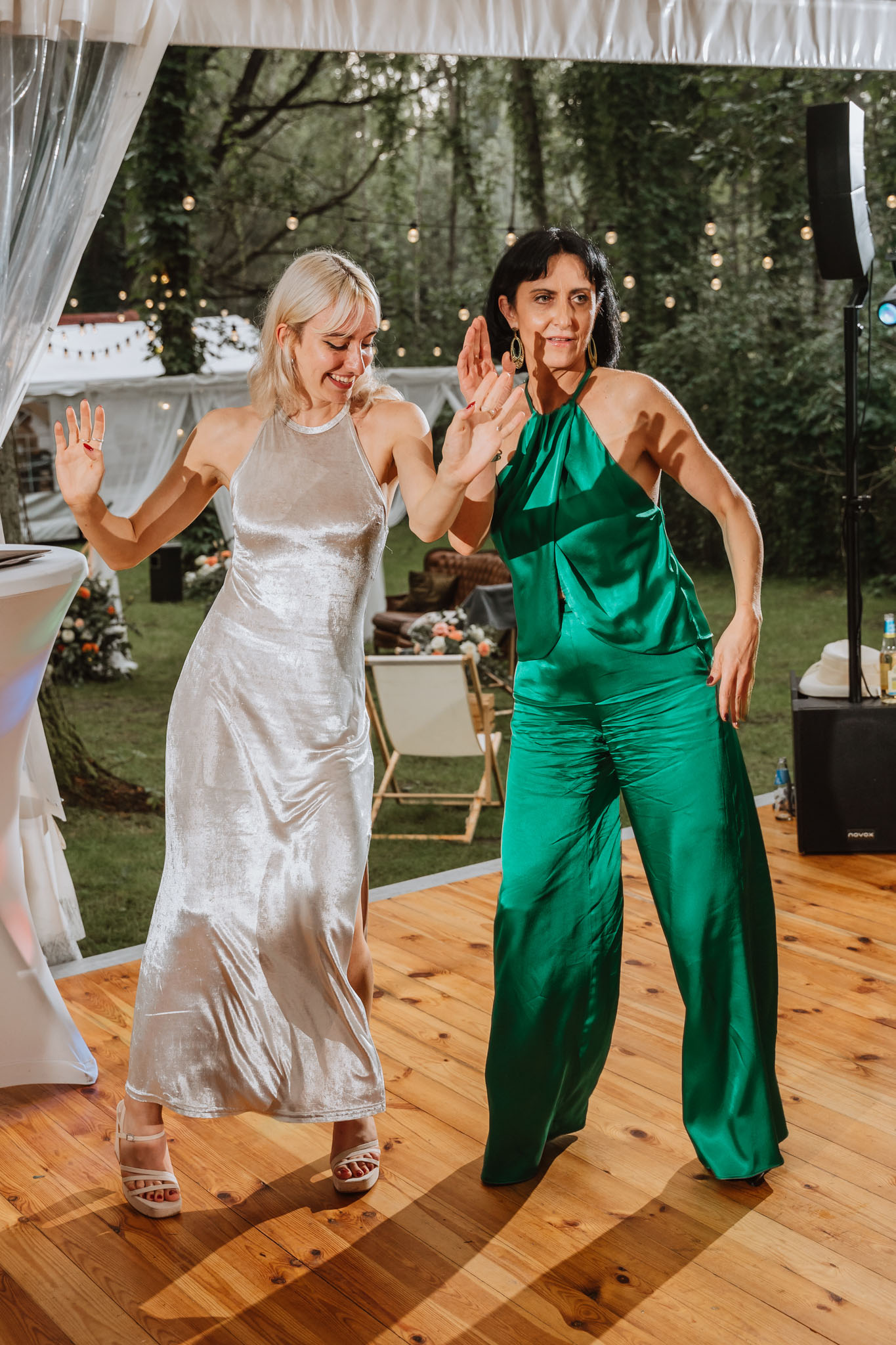 Czy ślub w plenerze może być dobrym pomysłem? Warto rozważyć zarówno wady, jak i zalety takiego rozwiązania przed podjęciem ostatecznej decyzji. 46