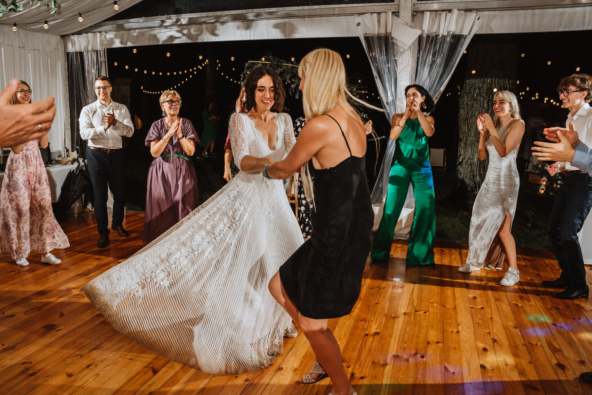 Czy ślub w plenerze może być dobrym pomysłem? Warto rozważyć zarówno wady, jak i zalety takiego rozwiązania przed podjęciem ostatecznej decyzji. 61