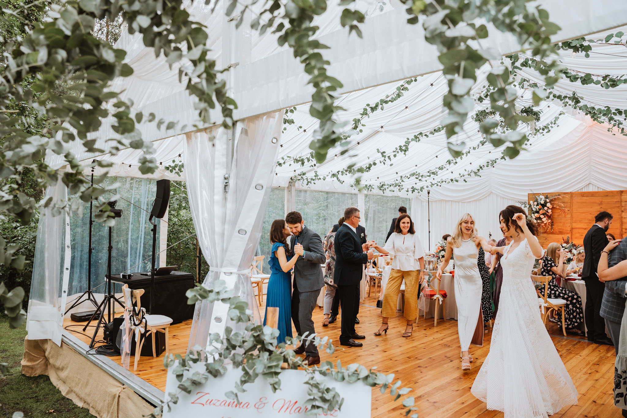 Czy ślub w plenerze może być dobrym pomysłem? Warto rozważyć zarówno wady, jak i zalety takiego rozwiązania przed podjęciem ostatecznej decyzji. 38