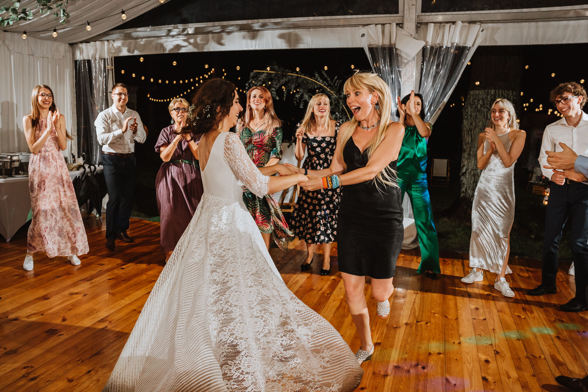 Czy ślub w plenerze może być dobrym pomysłem? Warto rozważyć zarówno wady, jak i zalety takiego rozwiązania przed podjęciem ostatecznej decyzji. 62