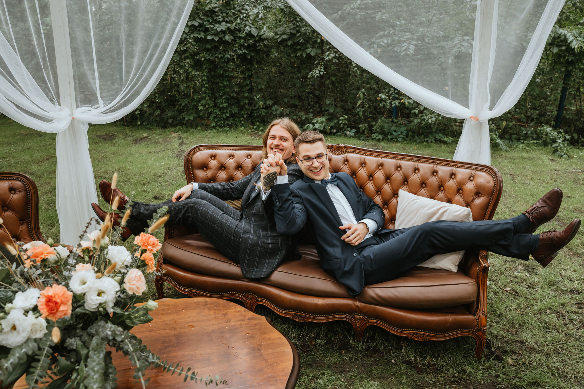 Czy ślub w plenerze może być dobrym pomysłem? Warto rozważyć zarówno wady, jak i zalety takiego rozwiązania przed podjęciem ostatecznej decyzji. 45