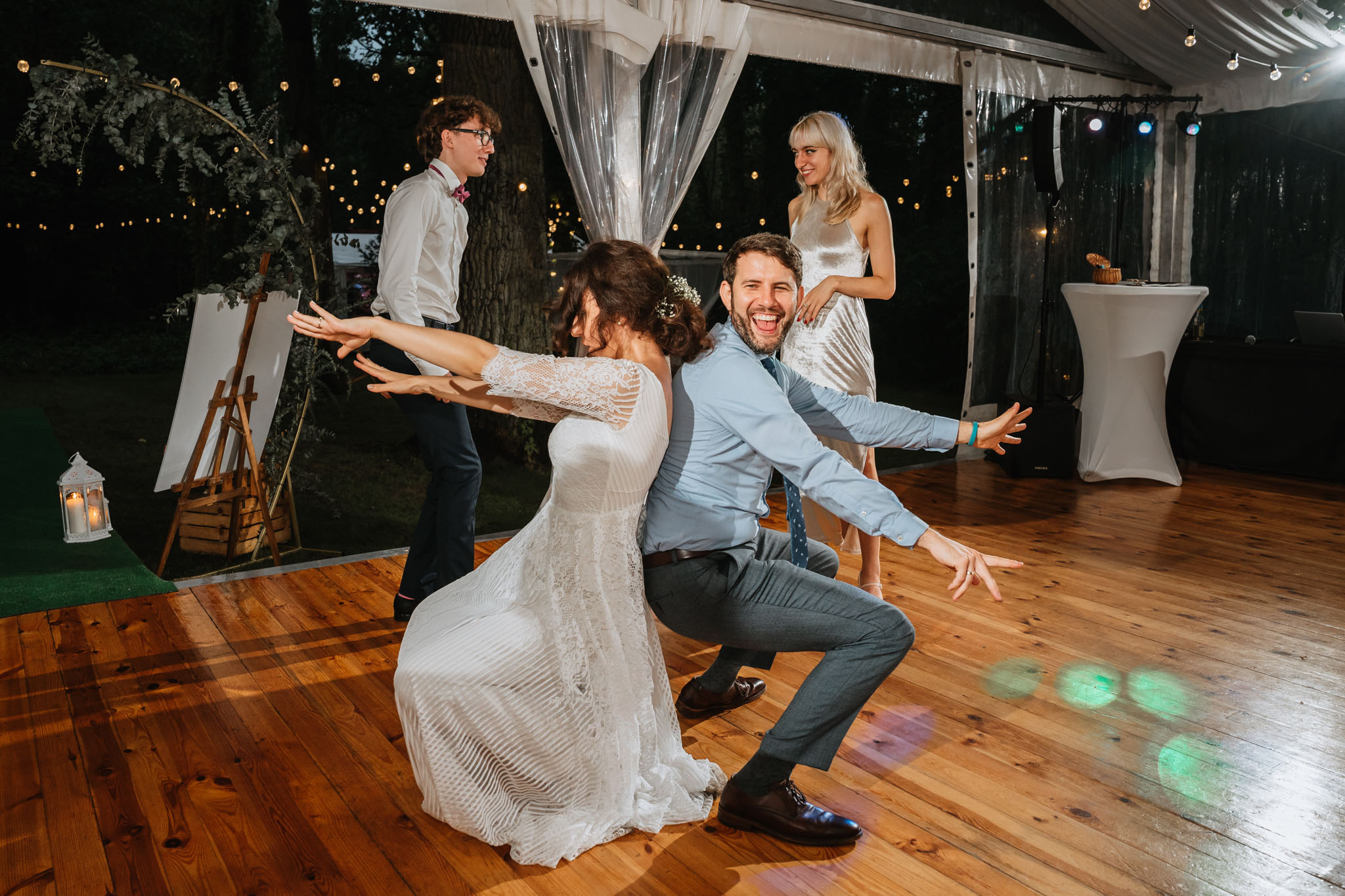 Czy ślub w plenerze może być dobrym pomysłem? Warto rozważyć zarówno wady, jak i zalety takiego rozwiązania przed podjęciem ostatecznej decyzji. 53