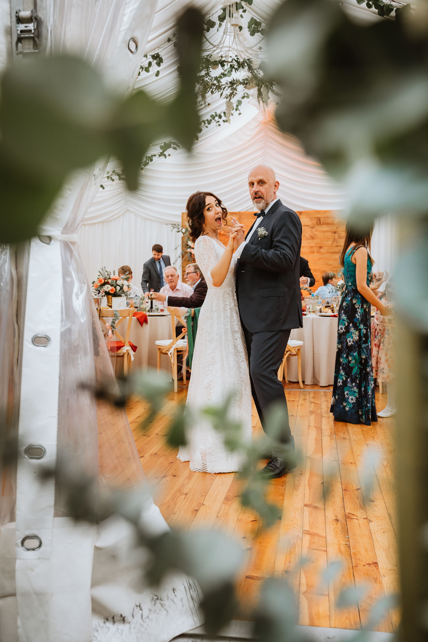 Czy ślub w plenerze może być dobrym pomysłem? Warto rozważyć zarówno wady, jak i zalety takiego rozwiązania przed podjęciem ostatecznej decyzji. 37