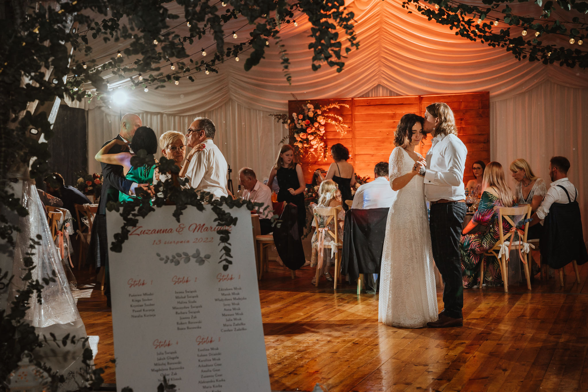 Czy ślub w plenerze może być dobrym pomysłem? Warto rozważyć zarówno wady, jak i zalety takiego rozwiązania przed podjęciem ostatecznej decyzji. 50