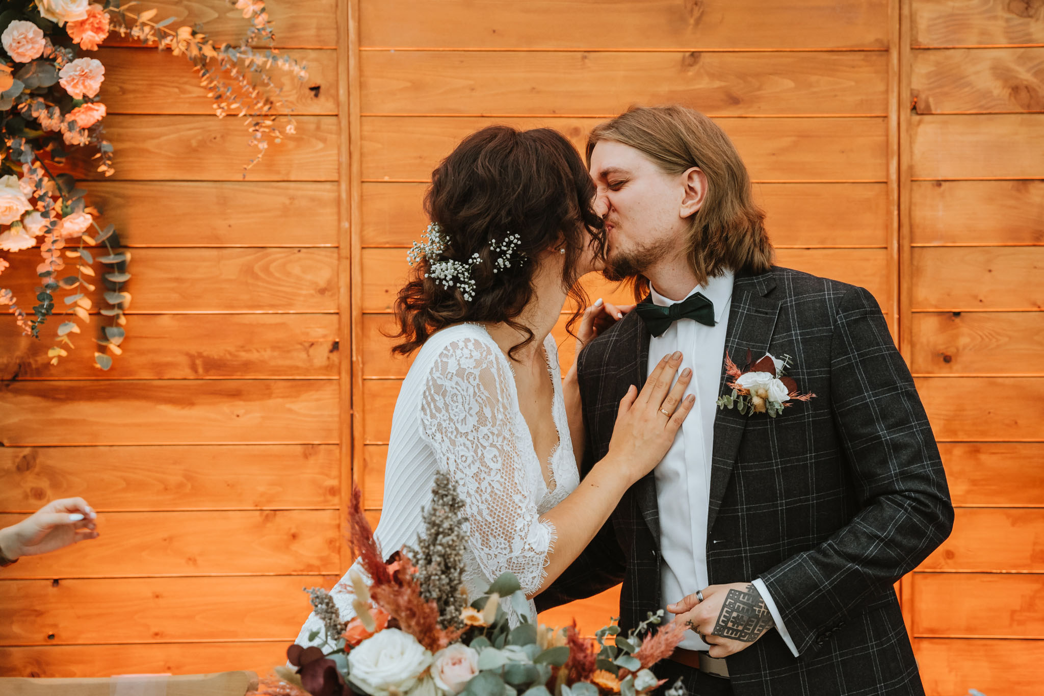 Czy ślub w plenerze może być dobrym pomysłem? Warto rozważyć zarówno wady, jak i zalety takiego rozwiązania przed podjęciem ostatecznej decyzji. 36