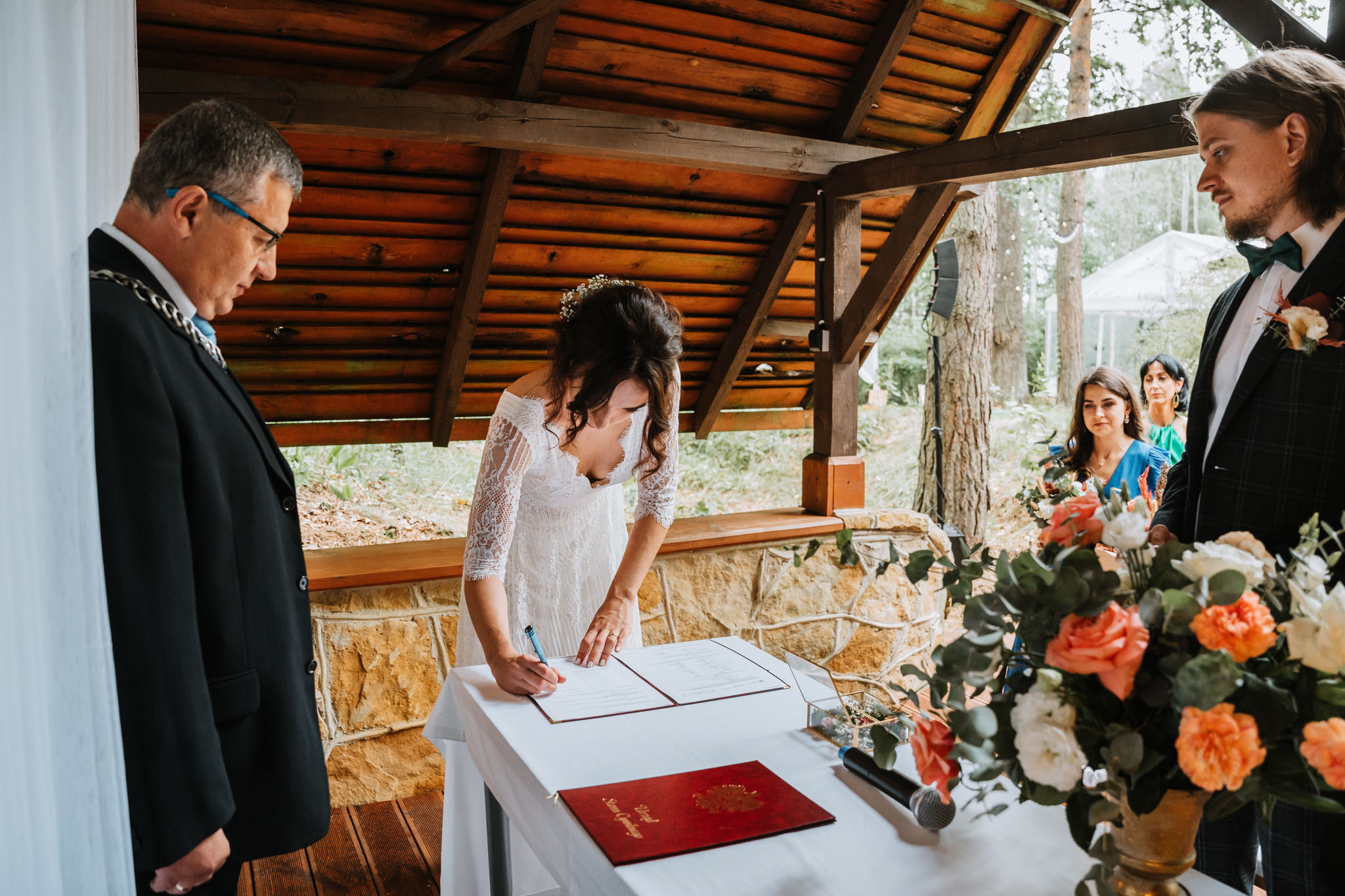 Czy ślub w plenerze może być dobrym pomysłem? Warto rozważyć zarówno wady, jak i zalety takiego rozwiązania przed podjęciem ostatecznej decyzji. 21