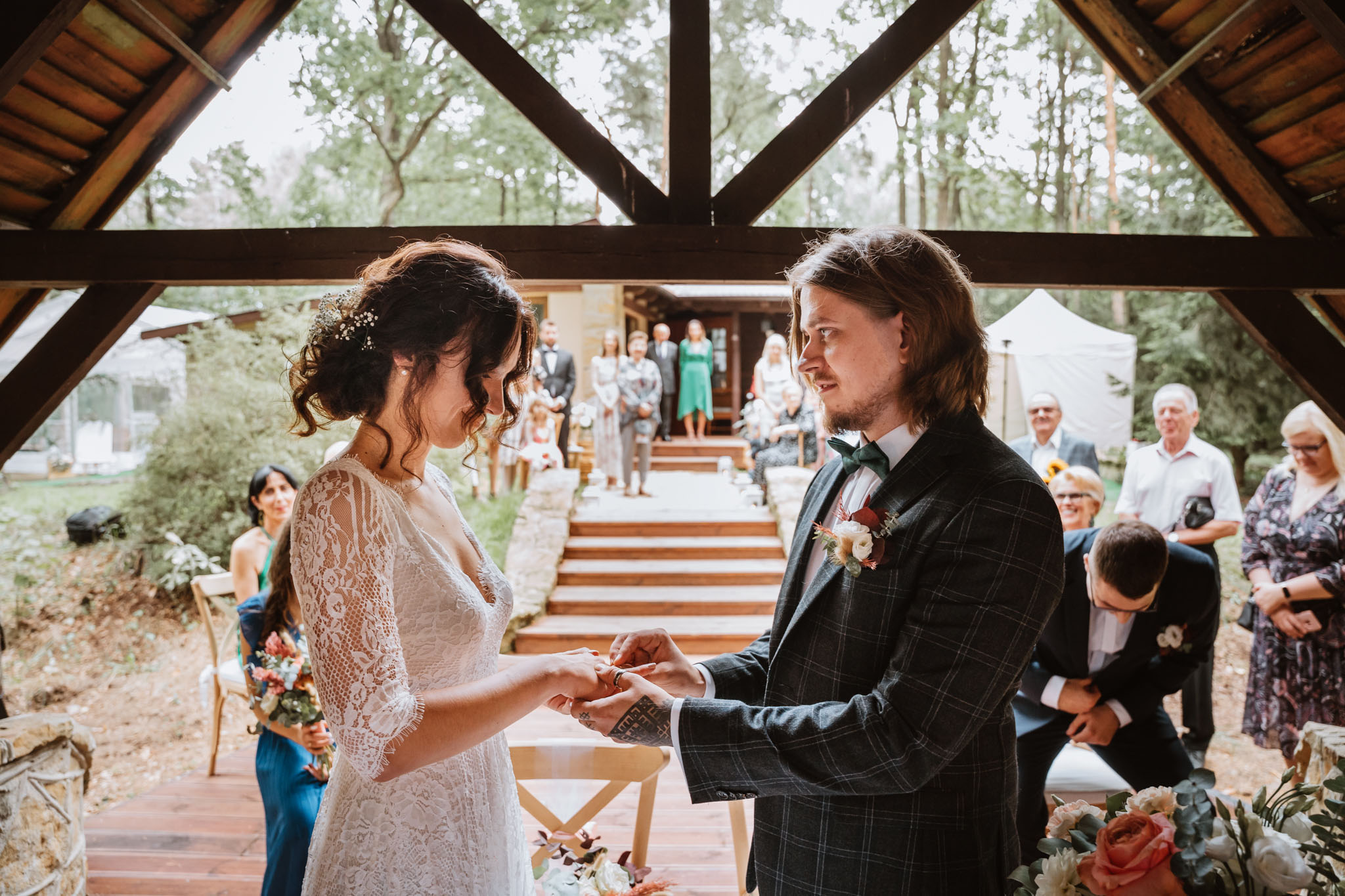 Czy ślub w plenerze może być dobrym pomysłem? Warto rozważyć zarówno wady, jak i zalety takiego rozwiązania przed podjęciem ostatecznej decyzji. 23