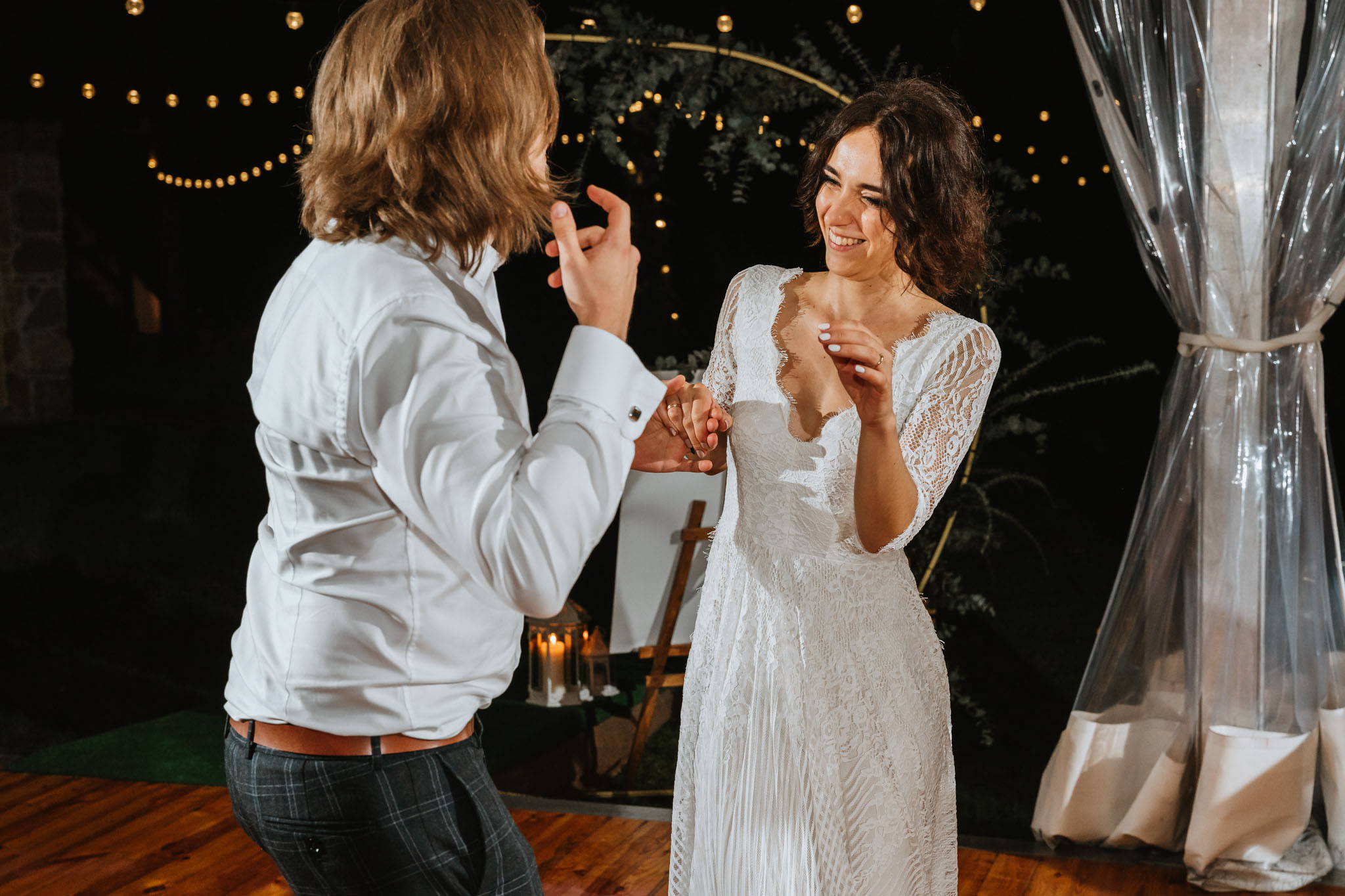 Czy ślub w plenerze może być dobrym pomysłem? Warto rozważyć zarówno wady, jak i zalety takiego rozwiązania przed podjęciem ostatecznej decyzji. 66