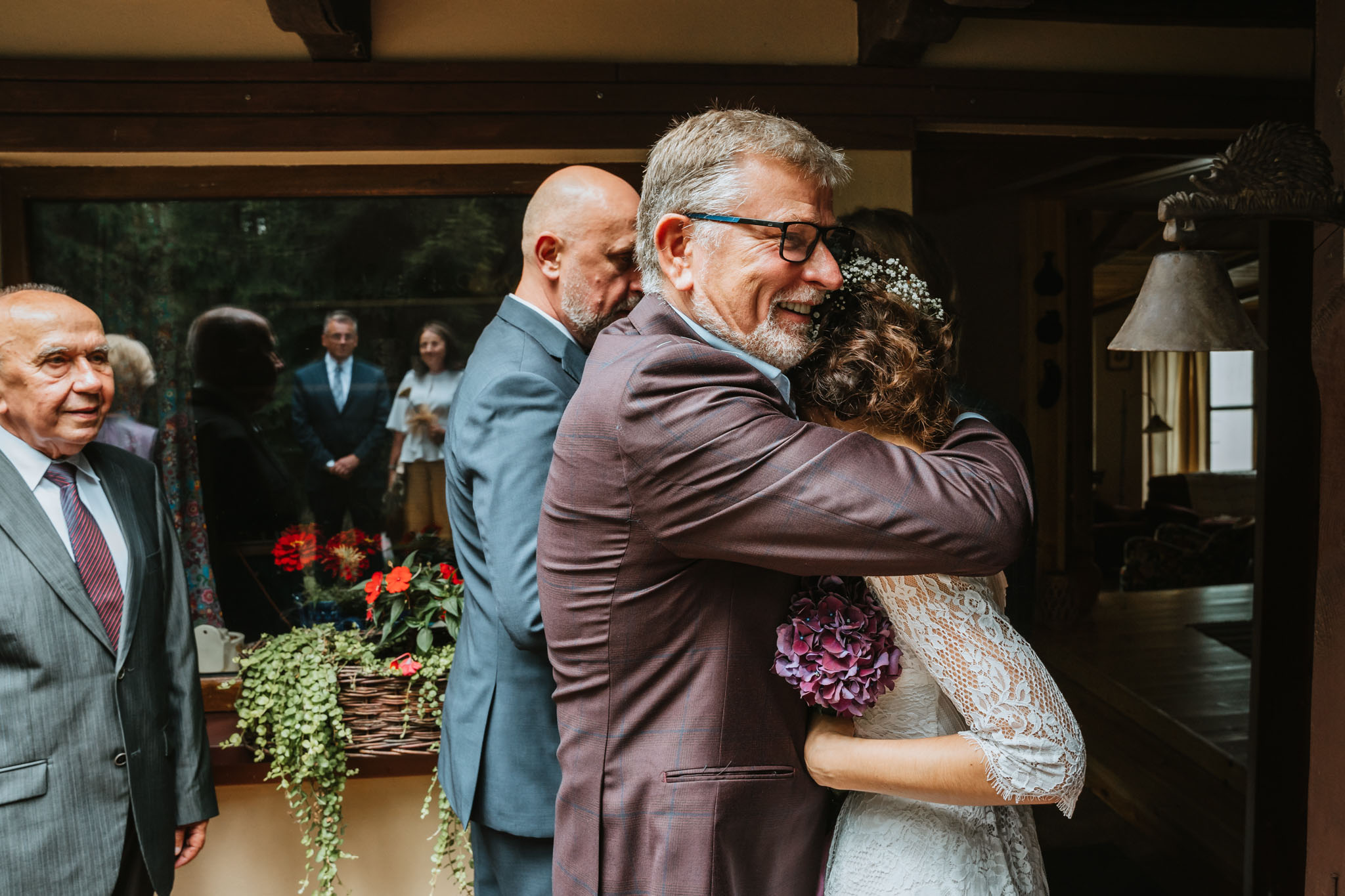 Czy ślub w plenerze może być dobrym pomysłem? Warto rozważyć zarówno wady, jak i zalety takiego rozwiązania przed podjęciem ostatecznej decyzji. 28