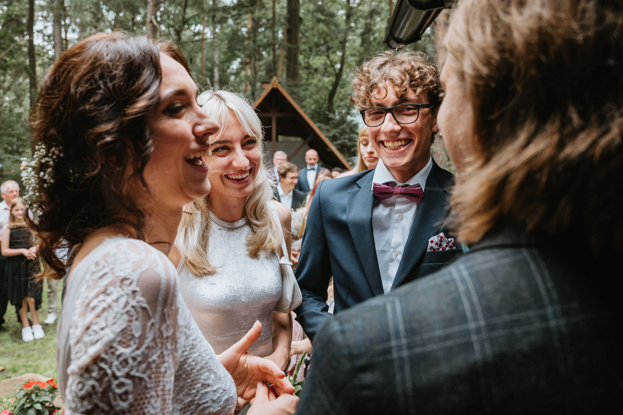 Czy ślub w plenerze może być dobrym pomysłem? Warto rozważyć zarówno wady, jak i zalety takiego rozwiązania przed podjęciem ostatecznej decyzji. 31