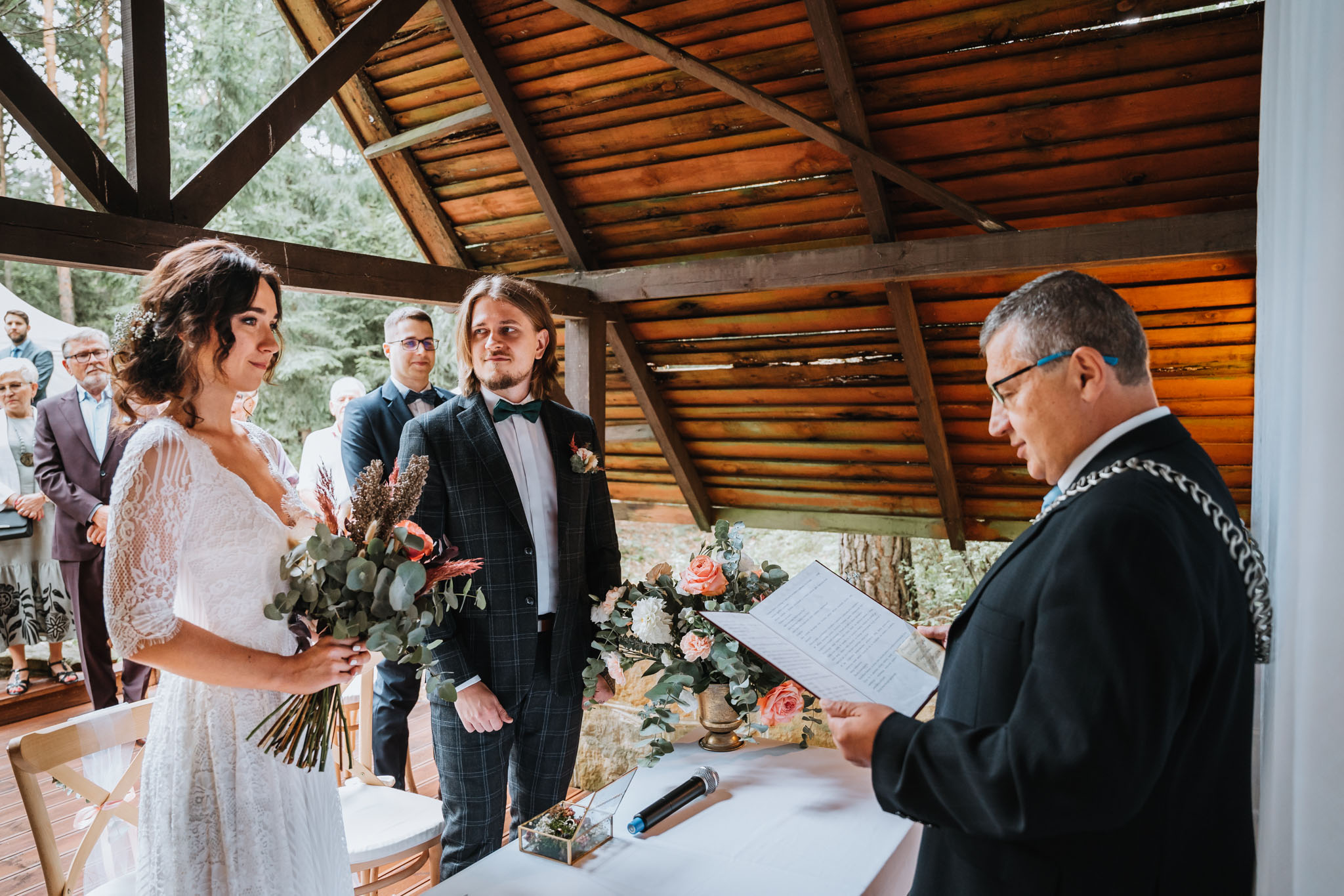 Czy ślub w plenerze może być dobrym pomysłem? Warto rozważyć zarówno wady, jak i zalety takiego rozwiązania przed podjęciem ostatecznej decyzji. 20