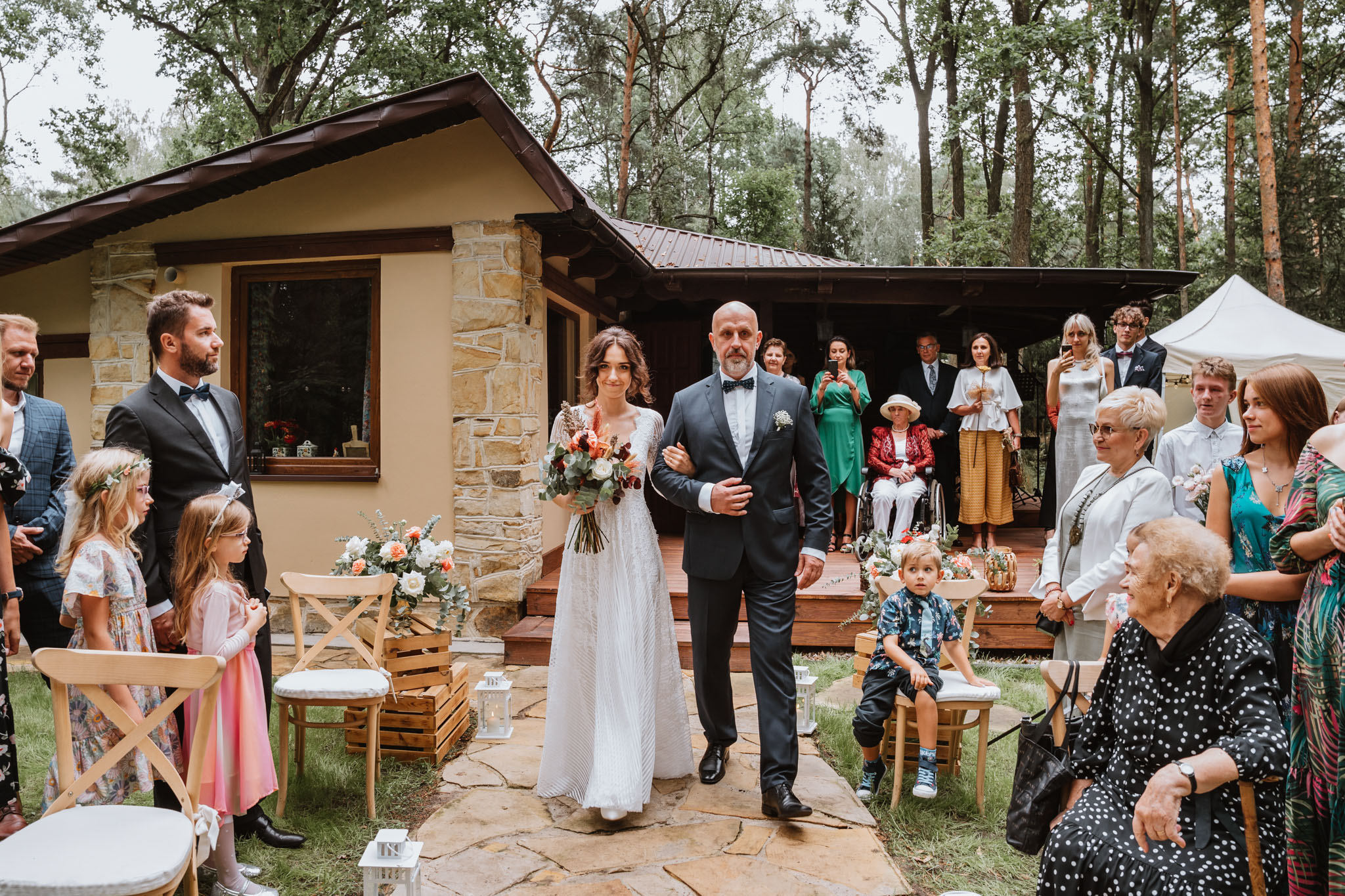 Czy ślub w plenerze może być dobrym pomysłem? Warto rozważyć zarówno wady, jak i zalety takiego rozwiązania przed podjęciem ostatecznej decyzji. 17